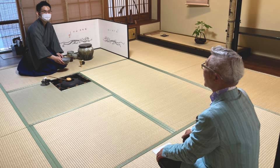 藤浪之花者盛尓成来平城京乎御念八君 藤波の花は盛りになりにけり平城の京を思ほすや君 大伴四綱 小野老
あをによし奈良の都は咲く花のにほうがごとく今盛りなり 三諸就 三輪山見者隠口乃始瀬之桧原所念鴨 三諸つく三輪山見れば隠口の泊瀬の桧原思ほゆるかも 上司海雲 華 華厳宗 唯識論 唯識 唯心 薬師寺 金堂 台座 青龍 白虎 四神 橋本凝胤 高田好胤 風炉先屏風 修二会 花会式 徳川治宝 治寳 治宝 紀州 紀州徳川家 御三家 和歌山 雅楽 篳篥 茶杓 明日香窯 陶芸家 茶陶 山本義博 高取町 雛の会
群町 スペースパナクティ 艸小路 木屋 紀寺 奈良 茶道 体験 nara 三五夜 さんごや 三五屋 茶会 茶室 隠れ家 にじり口 炭 炉 透木 釜
