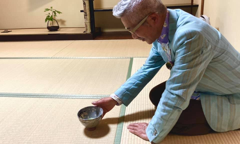 藤浪之花者盛尓成来平城京乎御念八君 藤波の花は盛りになりにけり平城の京を思ほすや君 大伴四綱 小野老
あをによし奈良の都は咲く花のにほうがごとく今盛りなり 三諸就 三輪山見者隠口乃始瀬之桧原所念鴨 三諸つく三輪山見れば隠口の泊瀬の桧原思ほゆるかも 上司海雲 華 華厳宗 唯識論 唯識 唯心 薬師寺 金堂 台座 青龍 白虎 四神 橋本凝胤 高田好胤 風炉先屏風 修二会 花会式 徳川治宝 治寳 治宝 紀州 紀州徳川家 御三家 和歌山 雅楽 篳篥 茶杓 明日香窯 陶芸家 茶陶 山本義博 高取町 雛の会
群町 スペースパナクティ 艸小路 木屋 紀寺 奈良 茶道 体験 nara 三五夜 さんごや 三五屋 茶会 茶室 隠れ家 にじり口 炭 炉 透木 釜