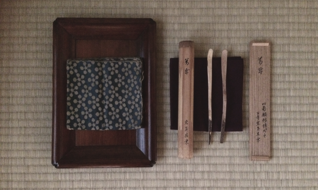 奈良 なら nara 文人趣味 白楽天 白居易 皐月 nara 三五夜 三五屋 さんごや 隠れ家 茶室 茶道 茶の湯 お茶 茶会 月釜 少人数制 事前予約 茶席 書院 座敷 古民家 日本建築 付書院 コロナ対策 小袋棚 表千家 即中斎 西京極 長福寺 比丘尼御所 書院の茶 武家茶 文房飾り 文房四宝 硯 紙 墨 筆 鑑賞石 古橋尚 濃茶 薄茶 畠春斎 続き薄 樫舎 粽 水仙粽 奈良銘菓 上生菓子 干菓子 大山蓮華 奈良茶 奈良古物 骨董 古美術 茶道具 買取り 高い JR奈良 駅前 近鉄奈良 徒歩圏内 徒歩2分 朝鮮風炉 初風炉 各服点 疫病退散 三網田 御簾 二月堂 お水取り お松明 床柱 紫陽花 アジサイ シモツケ フジウツギ ホタルブクロ 唐物籠 古材香合 岩倉具視 岩倉具栄 公爵 岩倉公爵 岩倉公爵家 茶杓 茶筅飾り 表千家 飾物五箇条 習事八箇条 許状 木杓 松木盆 千家好み 萬年 庭燎 昭和御大典 帝室林野局 昭和大礼 即位式 大嘗祭 左近の桜 右近の橘 紫宸殿 南殿 京都御所 御所 華族 華族制度