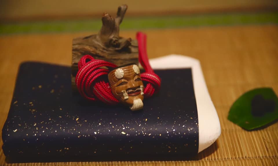 奈良市　奈良　なら 　　nara　奈良県　月釜　茶会　茶道　茶の湯　お茶　お茶会　イベント　サンゴヤ
三五夜　三五屋　さんごや　古民家　骨董　骨董店　アンティークショップ　料亭　茶道教室　華道教室　いけばな　雅楽　雅楽教室　村田珠光　珠光茶会　2020　12月　師走　万葉集　万葉創作画　奧山永見古　柿本人麻呂　　安騎野　万葉集　宇陀市　大宇陀　安騎野猟遊歌　柿本人麻呂　人麻呂公園　大宇陀　東の野にかぎろひの立つ　東の野に炎の立つ見て かへりて見れば月傾きぬ　東野炎立所見而反見為者月西渡　風炉先屏風　風炉先　小四方棚　即中斎　水指　大棗　表千家　東大寺　二月堂　12月31日　かぎろひ　三英堂　季子ごよみ　松江　干菓子　淡雪羹　安倍文珠院　五芒星　落雁　桜井　善哉　ぜんざい　上生菓子　お菓子　濃茶　各服点て　薄茶　続き薄　丸久小山園　金輪　獅子頭　シシガシラ　椿　ツバキ　シモツケ　掛花　信楽焼　待合　舒明天皇　夕されば小倉の山に鳴く鹿は今夜は鳴かず寝にけらしも　小倉山　万葉絵合わせかるた　かるた　瓶掛　銀瓶　南鐐　香煎　生姜糖　JR奈良　駅前　徒歩
分　三条町　三網田　s茶事　事前予約制　カフェ　完全予約制　個室　煎茶道　煎茶体験　玉露　煎茶　にじり口　炉　利休型　畠春斎　釜師　近鉄奈良　徒歩圏内　隠れ家　サロン　坪庭　お水取り　松明　篭松明　