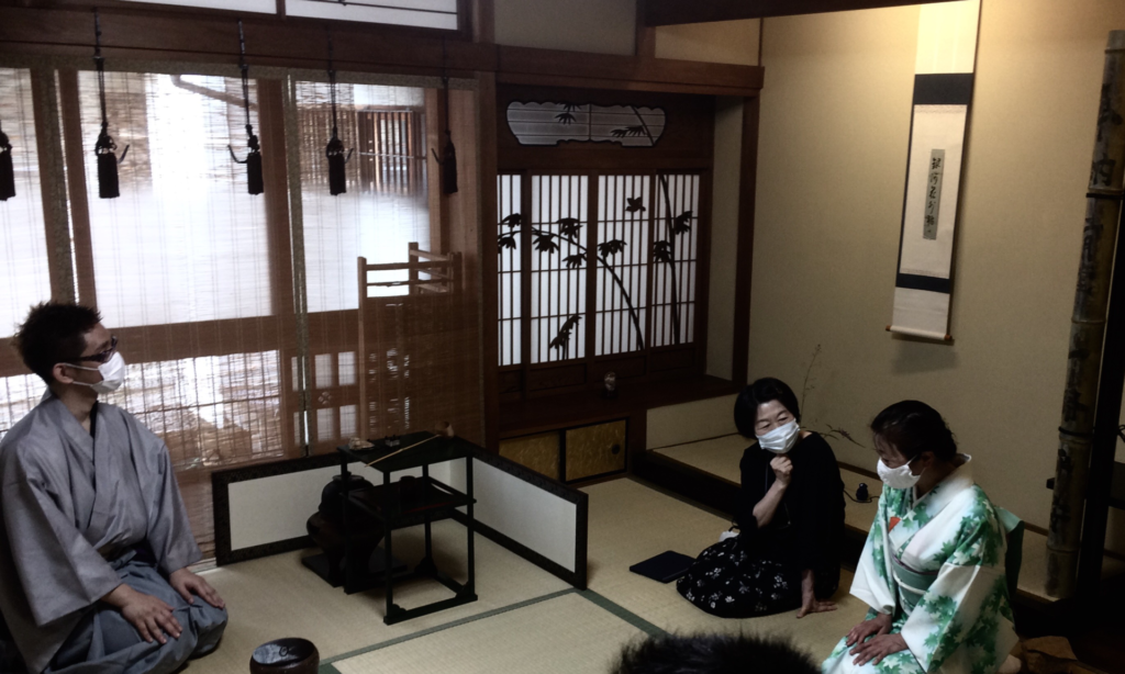 奈良 茶道 体験 nara 三五夜 さんごや 三五屋 茶会 茶室 隠れ家 にじり口 炭 炉 掛軸 椿 ツバキ 茶道具 JR奈良駅 駅前 月釜 徒歩圏内 奈良県 奈良市 三網田 濃茶 薄茶 続き薄 茶道具 茶道具販売 七夕 乞巧奠 きっこうてん きこうてん きこうでん 冷泉 尋牛斎 銀河花外転 紫陽花 藤空木 下野 月星草 青漆爪紅 糸巻棚 碌々斎 保庭 楽入 鬼桶 井伊宗観 十二ヶ月棗 女郎花 カササギ 尻張棗 磁州窯 堆線 仕覆 袋師 茶花 寄せ茶会 少人数限定 月一回
