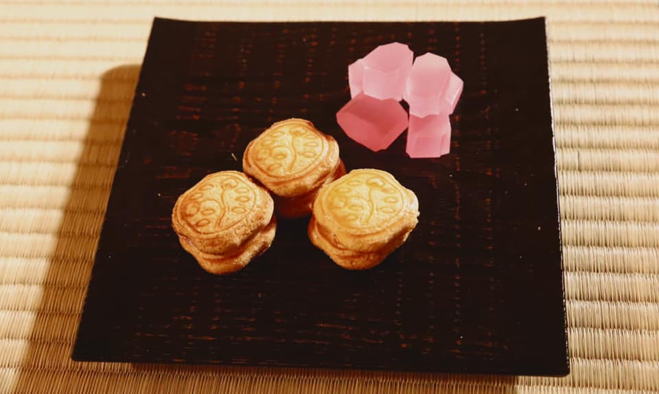 奈良 茶道 体験 nara 三五夜 さんごや 三五屋 茶会 茶室 隠れ家 にじり口 炭 炉 掛軸 椿 ツバキ 茶道具 JR奈良駅 駅前 月釜 徒歩圏内 奈良県 奈良市 三網田 濃茶 薄茶 続き薄 茶花 生花 待合 香煎 羽衣紅葉 英世 古橋 春日山 西王母 炉開 野点 菊屋 諸藤英世 堂本印象 日本画家 屏風 水屋屏風 和室 設え 屏風祭り 春夏秋冬 本家菊屋 sangoya 葡萄琥珀 琥珀糖 俵屋吉富 干菓子盆 花椿クッキー