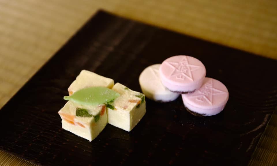 奈良市　奈良　なら 　　nara　奈良県　月釜　茶会　茶道　茶の湯　お茶　お茶会　イベント　サンゴヤ
三五夜　三五屋　さんごや　古民家　骨董　骨董店　アンティークショップ　料亭　茶道教室　華道教室　いけばな　雅楽　雅楽教室　村田珠光　珠光茶会　2020　12月　師走　万葉集　万葉創作画　奧山永見古　柿本人麻呂　　安騎野　万葉集　宇陀市　大宇陀　安騎野猟遊歌　柿本人麻呂　人麻呂公園　大宇陀　東の野にかぎろひの立つ　東の野に炎の立つ見て かへりて見れば月傾きぬ　東野炎立所見而反見為者月西渡　風炉先屏風　風炉先　小四方棚　即中斎　水指　大棗　表千家　東大寺　二月堂　12月31日　かぎろひ　三英堂　季子ごよみ　松江　干菓子　淡雪羹　安倍文珠院　五芒星　落雁　桜井　善哉　ぜんざい　上生菓子　お菓子　濃茶　各服点て　薄茶　続き薄　丸久小山園　金輪　獅子頭　シシガシラ　椿　ツバキ　シモツケ　掛花　信楽焼　待合　舒明天皇　夕されば小倉の山に鳴く鹿は今夜は鳴かず寝にけらしも　小倉山　万葉絵合わせかるた　かるた　瓶掛　銀瓶　南鐐　香煎　生姜糖　JR奈良　駅前　徒歩
分　三条町　三網田　s茶事　事前予約制　カフェ　完全予約制　個室　煎茶道　煎茶体験　玉露　煎茶　にじり口　炉　利休型　畠春斎　釜師　近鉄奈良　徒歩圏内　隠れ家　サロン　坪庭　お水取り　松明　篭松明　