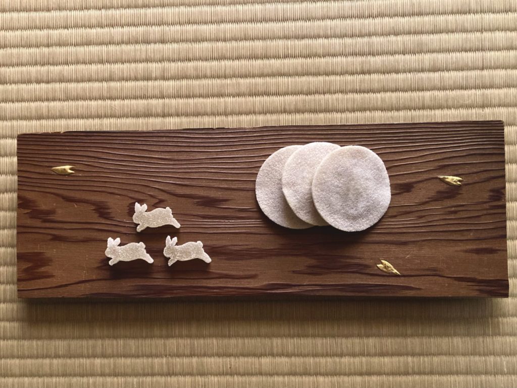 奈良 なら nara 三五夜 三五屋 さんごや sangoya 隠れ家 サロン 茶の湯 茶道 煎茶道 煎茶道体験 煎茶道教室 教室 和の稽古 お稽古 習い事 茶会 月釜 濃茶 各服点て 薄茶 上生菓子 干菓子 和菓子 ほっこり のんびり 奈良の秘密スポット JR奈良 奈良駅 旧奈良駅駅舎 駅前 駅近 徒歩2分 徒歩圏内 古民家 古民家リノベーション 改装 和室 大正レトロ レトロモダン 料亭 茶室 にじり口 小間 広間 座敷 茶事 表千家茶道 表千家茶道教室 古典 奈良市三条町 伝統 茶道具 アフターコロナ 感染予防対策 ワクチンパスポート ワクチン接種済 ワクチン接種証明 香会 雅楽 個別レッスン 初心者歓迎 呼び継ぎ 蓋置 水指 瀬戸焼 蕎麦手 炭壺 火消し壺 仕覆 即中斎 即中斎好み 大板 小間 和服 着物 袴 白洲正子 白洲次郎 水晶 古橋尚 長江惣吉 曜変天目 国宝 古筆 古陶磁 陶芸家 加藤春鼎 石 古美術収集家 古美術愛好家 名古屋 手紙 白洲正子によせて 鶴屋八幡 曙会 特別茶会 萬々堂道則 糊こぼし 和菓子 薯蕷饅頭 干菓子 やなぎのにわ京菓子店 江見智彦 三島葉子 フードコーディネーター 洋菓子 春鶯囀 篳篥 竜笛 奈良新聞社 奈良新聞 紙面掲載 記事 奈良市イベント情報 随筆家 道 山独活 ヤマウド 紫蘭 シラン 小川珊瑚鶴 華道家 菓子職人 樺山資紀