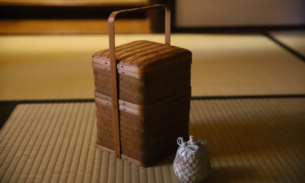 奈良 茶道 体験 nara 三五夜 さんごや 三五屋 茶会 茶室 隠れ家 にじり口 炭 炉 初釜 のりこぼし 南無観椿 中西与三郎 けご 華籠 散華 黄身餡 お水取り 修二会 ひな祭り 桃の節句 釣釜 浄益 筒釜 東大寺 近江八景 三井寺の梵鐘 一刀彫り お内裏様 お雛様 三人官女 右大臣 左大臣 右近の橘 左近の桜 犬函 釣釜 赤膚焼 大塩正人 陶芸 弦 真鍮 銀座ウエスト サブレスト 鹿鳴館 茶籠 野点て お水取り 修二会 桶 月釜 珠光茶会 茶会 少人数 完全予約制 事前予約制 予約制 個室 茶室 待合 奈良一刀彫 雛飾り 菜の花 上司海雲