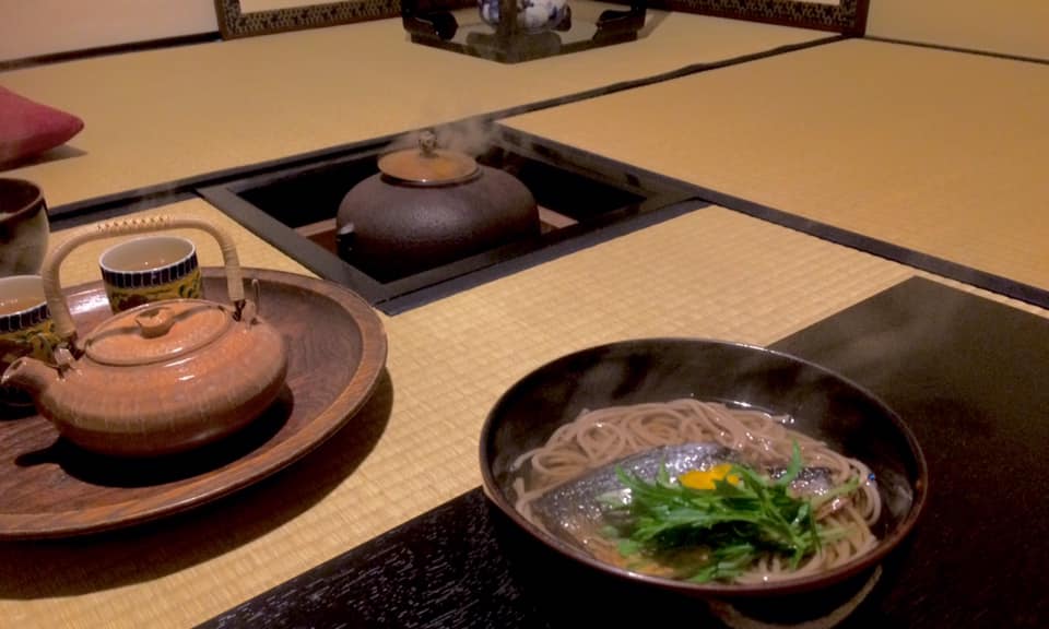 奈良 なら nara 奈良市 三五夜 三五屋 さんごや sangoya 茶室 にじり口 根引き松 門松 松 茶道 茶の湯 煎茶道 お茶 月釜 茶会 濃茶 薄茶 除夜釜 年越し蕎麦 年越しそば 蕎麦 年末年始 イベント 煎茶道体験 煎茶体験 茶道教室 表千家 教室 お稽古 習い事 骨董 古美術 骨董店 古美術店 jr奈良 駅前 徒歩2分 JR奈良駅 近鉄奈良 徒歩圏内 三条通り 正月 迎春 結び柳 柳 茶花 シシガシラ 大白玉 ツバキ 椿 上生菓子 干菓子 炉 風炉 高麗卓 利休型小棗 茶道具 煎茶道具 小売店 完全予約制 事前予約制 予約制 個室 コロナ対策 床の間 日本家屋 古民家 正月 令和三年