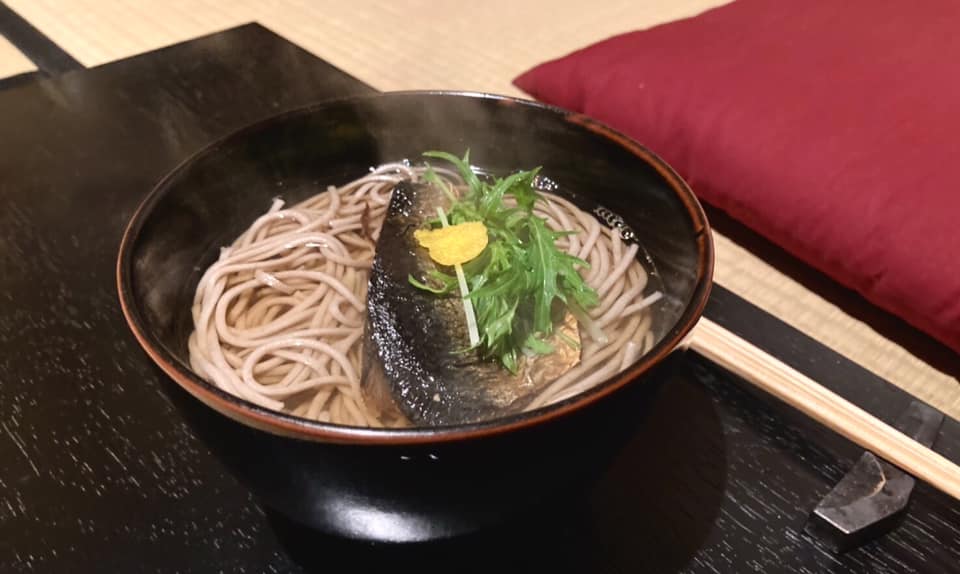 奈良 なら nara 奈良市 三五夜 三五屋 さんごや sangoya 茶室 にじり口 根引き松 門松 松 茶道 茶の湯 煎茶道 お茶 月釜 茶会 濃茶 薄茶 除夜釜 年越し蕎麦 年越しそば 蕎麦 年末年始 イベント 煎茶道体験 煎茶体験 茶道教室 表千家 教室 お稽古 習い事 骨董 古美術 骨董店 古美術店 jr奈良 駅前 徒歩2分 JR奈良駅 近鉄奈良 徒歩圏内 三条通り 正月 迎春 結び柳 柳 茶花 シシガシラ 大白玉 ツバキ 椿 上生菓子 干菓子 炉 風炉 高麗卓 利休型小棗 茶道具 煎茶道具 小売店 完全予約制 事前予約制 予約制 個室 コロナ対策 床の間 日本家屋 古民家 正月 令和三年