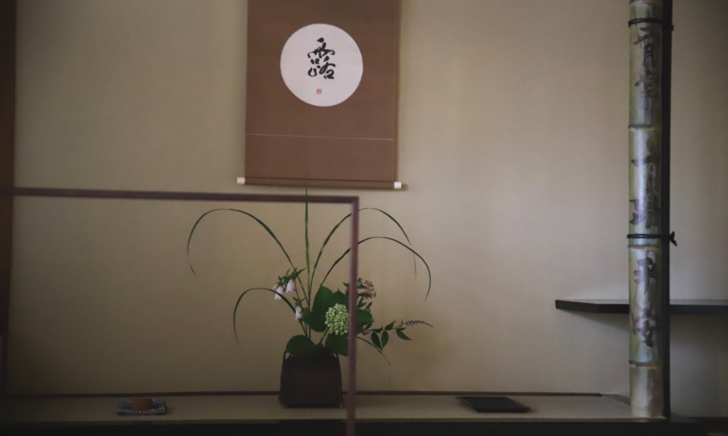 奈良 なら nara 文人趣味 白楽天 白居易 皐月 nara 三五夜 三五屋 さんごや 隠れ家 茶室 茶道 茶の湯 お茶 茶会 月釜 少人数制 事前予約 茶席 書院 座敷 古民家 日本建築 付書院 コロナ対策 小袋棚 表千家 即中斎 西京極 長福寺 比丘尼御所 書院の茶 武家茶 文房飾り 文房四宝 硯 紙 墨 筆 鑑賞石 古橋尚 濃茶 薄茶 畠春斎 続き薄 樫舎 粽 水仙粽 奈良銘菓 上生菓子 干菓子 大山蓮華 奈良茶 奈良古物 骨董 古美術 茶道具 買取り 高い JR奈良 駅前 近鉄奈良 徒歩圏内 徒歩2分 朝鮮風炉 初風炉 各服点 疫病退散 三網田 御簾 二月堂 お水取り お松明 床柱