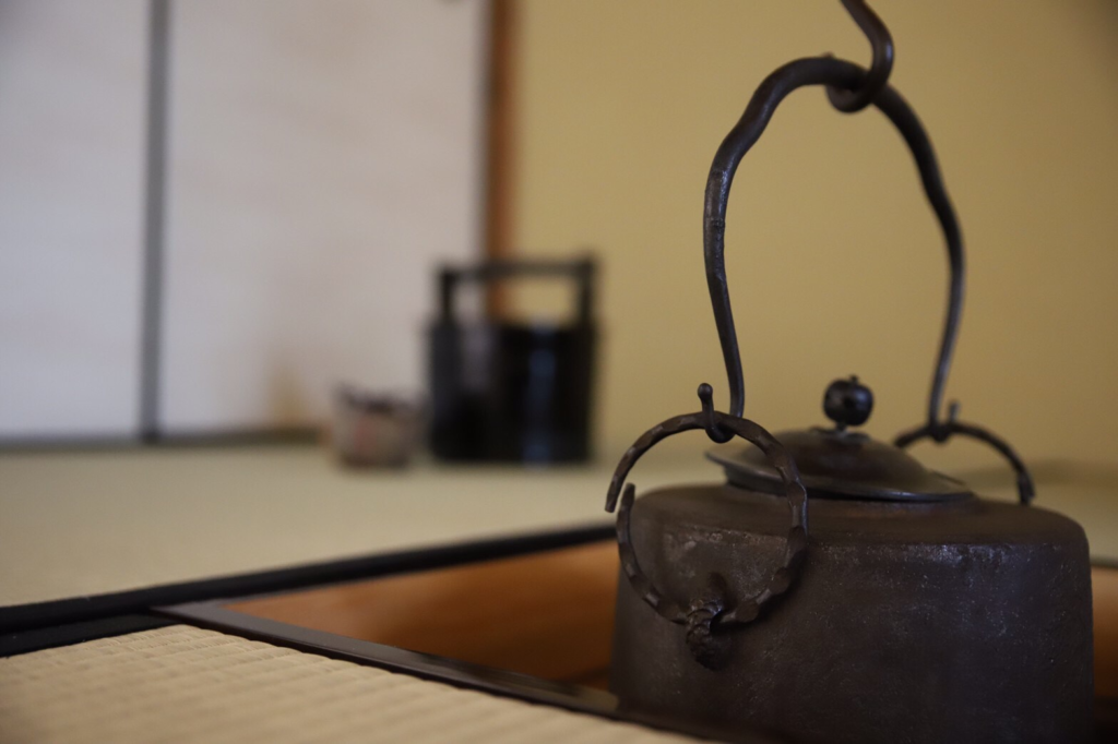 奈良　なら　nara 奈良市　奈良県　茶会　月釜　茶席　お茶会　茶道　茶の湯　茶室　にじり口　古民家　日本家屋　隠れ家　三五夜　さんごや　三五屋　小人数　完全予約制　お水取り　東大寺　修二会　糊こぼし　良弁　良弁　良弁椿　ツバキ　椿　お松明　練行衆　恒例行事　のんびり　ゆったり　本格的　表千家　予防対策　いけばな　花生　青紫園　造花　濃茶　各服点て　各服　薄茶　続き薄　和菓子　上生菓子　JR奈良　近鉄奈良　徒歩圏内　徒歩2分　三網田　釣り釜