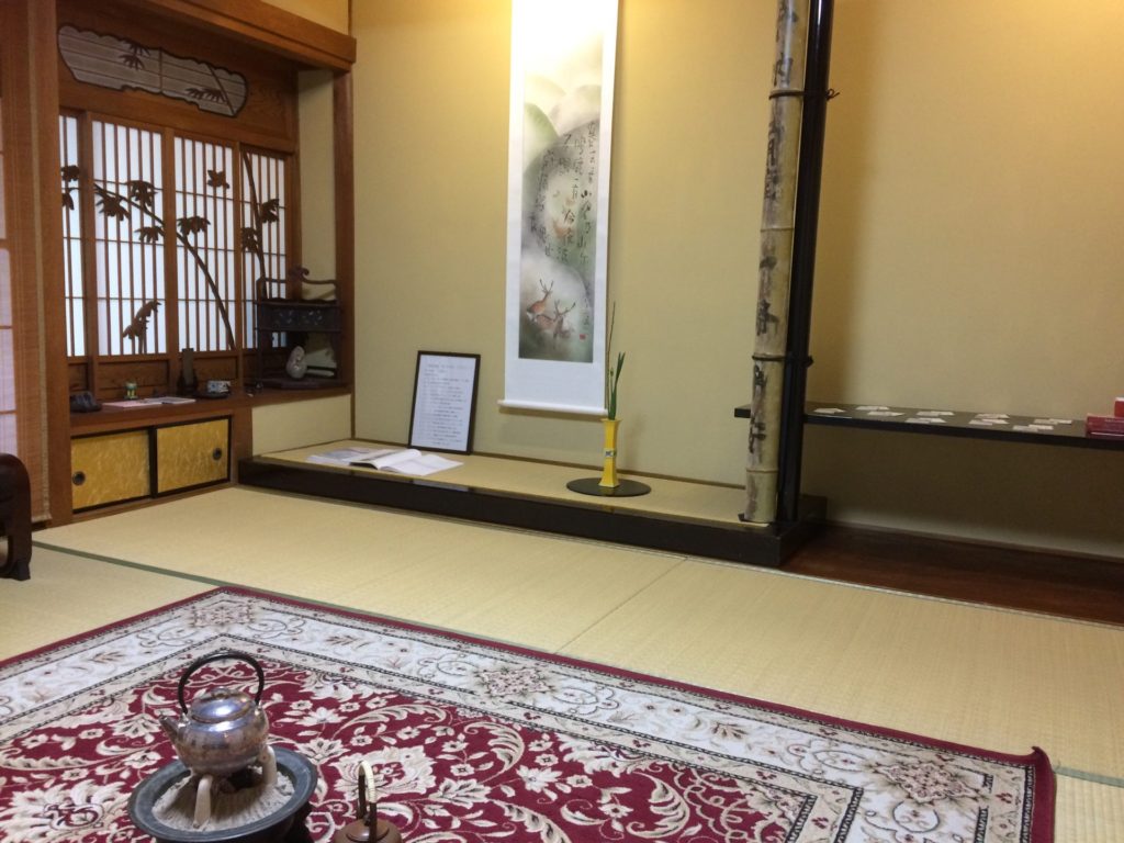 奈良市　奈良　なら 　　nara　奈良県　月釜　茶会　茶道　茶の湯　お茶　お茶会　イベント　サンゴヤ
三五夜　三五屋　さんごや　古民家　骨董　骨董店　アンティークショップ　料亭　茶道教室　華道教室　いけばな　雅楽　雅楽教室　村田珠光　珠光茶会　2020　12月　師走　万葉集　万葉創作画　奧山永見古　柿本人麻呂　　安騎野　万葉集　宇陀市　大宇陀　安騎野猟遊歌　柿本人麻呂　人麻呂公園　大宇陀　東の野にかぎろひの立つ　東の野に炎の立つ見て かへりて見れば月傾きぬ　東野炎立所見而反見為者月西渡　風炉先屏風　風炉先　小四方棚　即中斎　水指　大棗　表千家　東大寺　二月堂　12月31日　かぎろひ　三英堂　季子ごよみ　松江　干菓子　淡雪羹　安倍文珠院　五芒星　落雁　桜井　善哉　ぜんざい　上生菓子　お菓子　濃茶　各服点て　薄茶　続き薄　丸久小山園　金輪　獅子頭　シシガシラ　椿　ツバキ　シモツケ　掛花　信楽焼　待合　舒明天皇　夕されば小倉の山に鳴く鹿は今夜は鳴かず寝にけらしも　小倉山　万葉絵合わせかるた　かるた　瓶掛　銀瓶　南鐐　香煎　生姜糖　JR奈良　駅前　徒歩
分　三条町　三網田　s茶事　事前予約制　カフェ　完全予約制　個室　煎茶道　煎茶体験　玉露　煎茶　にじり口　炉　利休型　畠春斎　釜師　近鉄奈良　徒歩圏内　隠れ家　サロン　坪庭　お水取り　松明　篭松明　