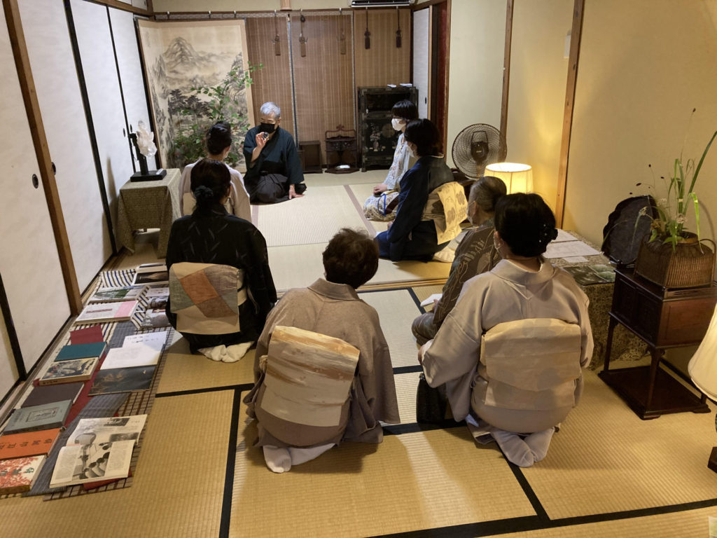 奈良 なら nara 三五夜 三五屋 さんごや sangoya 隠れ家 サロン 茶の湯 茶道 煎茶道 煎茶道体験 煎茶道教室 教室 和の稽古 お稽古 習い事 茶会 月釜 濃茶 各服点て 薄茶 上生菓子 干菓子 和菓子 ほっこり のんびり 奈良の秘密スポット JR奈良 奈良駅 旧奈良駅駅舎 駅前 駅近 徒歩2分 徒歩圏内 古民家 古民家リノベーション 改装 和室 大正レトロ レトロモダン 料亭 茶室 にじり口 小間 広間 座敷 茶事 表千家茶道 表千家茶道教室 古典 奈良市三条町 伝統 茶道具 アフターコロナ 感染予防対策 ワクチンパスポート ワクチン接種済 ワクチン接種証明 香会 雅楽 個別レッスン 初心者歓迎 呼び継ぎ 蓋置 水指 瀬戸焼 蕎麦手 炭壺 火消し壺 仕覆 即中斎 即中斎好み 大板 小間 和服 着物 袴 白洲正子 白洲次郎 水晶 古橋尚 長江惣吉 曜変天目 国宝 古筆 古陶磁 陶芸家 加藤春鼎 石 古美術収集家 古美術愛好家 名古屋 手紙 白洲正子によせて 鶴屋八幡 曙会 特別茶会 萬々堂道則 糊こぼし 和菓子 薯蕷饅頭 干菓子 やなぎのにわ京菓子店 江見智彦 三島葉子 フードコーディネーター 洋菓子 春鶯囀 篳篥 竜笛 奈良新聞社 奈良新聞 紙面掲載 記事 奈良市イベント情報 随筆家 道 山独活 ヤマウド 紫蘭 シラン 小川珊瑚鶴 華道家 菓子職人 樺山資紀