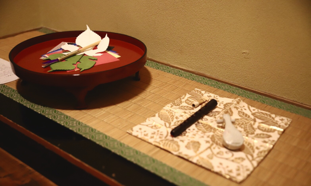 奈良 茶道 体験 nara 三五夜 さんごや 三五屋 茶会 茶室 隠れ家 にじり口 炭 炉 掛軸 椿 ツバキ 茶道具 JR奈良駅 駅前 月釜 徒歩圏内 奈良県 奈良市 三網田 濃茶 薄茶 続き薄 茶道具 茶道具販売 七夕 乞巧奠 きっこうてん きこうてん きこうでん 冷泉 尋牛斎 銀河花外転 紫陽花 藤空木 下野 月星草 青漆爪紅 糸巻棚 碌々斎 保庭 楽入 鬼桶 井伊宗観 十二ヶ月棗 女郎花 カササギ 尻張棗 磁州窯 堆線 仕覆 袋師 茶花 待合 山本紅雲 篳篥 琵琶 琵琶香合 赤膚焼 古瀬堯三 あかしや
奈良筆 梶の葉 寄せ茶会 少人数限定 月一回
