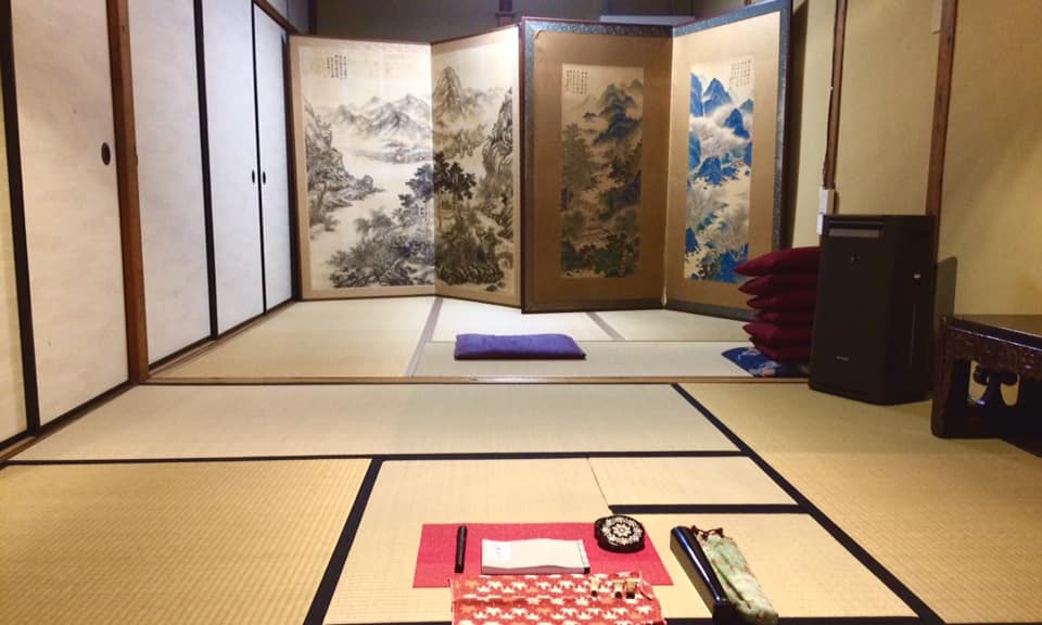 奈良 なら nara 奈良市 奈良県 三五夜 三五屋 さんごや sabgoya 茶道 茶の湯 煎茶道 煎茶 月釜 茶会 イベント 小寄せ茶会 完全予約制 事前予約制 予約制 個室 茶室 にじり口 炉 炭 風炉 小間 広間 四畳半 下座床 広間 座敷 書院 付書院 七尺床 床の間 茶道具 古美術 骨董 アンティーク 茶道具店 古美術店 骨董店 骨董屋 アンティークショップ 煎茶道体験 煎茶体験 玉露 濃茶 各服点て 薄茶 上生菓子 干菓子 待合 円照寺 園照寺 山村御流 文秀女王 大和三門跡 法華寺 中宮寺 日野西光尊 久我高照 大和路の春 いけばな教室 華道教室 雅楽教室 越天楽 越殿楽 五常楽 篳篥 笙 鳳笙 竜笛 龍笛 道具合わせ 弥生 奈良の春 奈良観光 隠れ家 秘密にしたい 三条通り 三条町 三網田 JR奈良駅 駅前 徒歩2分 近鉄奈良 徒歩圏内 教室 お稽古 習い事 清風 清風在竹林 お水取り 修二会 東大寺 篭松明 ぶと饅頭 萬々堂通則 千代ノ舎竹村 藤巴 春日大社 御紋菓