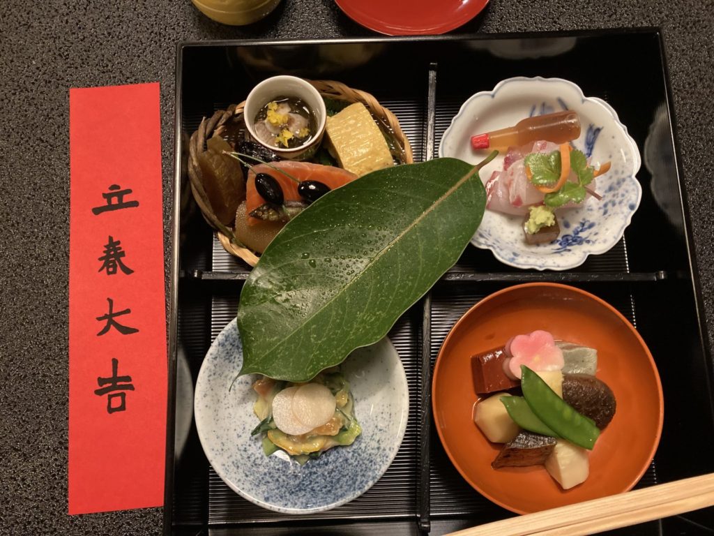 雑煮 白味噌 京風 初詣 壬寅 新年 令和四年 令和年4年 寅年 和室 茶室 にじり口 小間 小寄せ茶会 完全予約制 仕事納め 奈良 なら nara 奈良市 奈良県 JR奈良 奈良駅 JR沿線 近鉄沿線 駅前 駅近 徒歩2分 古民家 隠れ家 三条通り 徒歩圏内 古都 教室 和の教室 お稽古 習い事 文化教室 和文化 和文化サロン サロン 茶道教室 茶道 茶の湯 お茶 表千家 表千家茶道教室 いけばな 生け花 生花 華道 いけばな教室 生花教室 花は野にあるように 皇室 文秀女王 正月花 松 千両 スワエ ズワエ 梅 枝若松 万年青 オモト 葉組み 雅楽 雅楽教室 おけいこががく 鳳笙 笙 ひちりき 篳篥 龍笛 竜笛 宮内庁楽部 世界無形文化遺産 週一回 マンツーマン 少人数 予約 予約制 個人レッスン 体験 茶事教室 お稽古茶事 奈良市三条町 正月 初釜 台目棚 水指 即中斎 赤楽茶碗 佐々木松楽 乙御前 光悦 本阿弥光悦 青竹茶筅 山口茂 山口錠鉄 織部焼 耳付茶入 大福耳水指 尾西楽斎 奥田木白 珠光茶会 阿弥陀堂釜 木地炉縁 東大寺古材 青竹蓋置 聚光院 小野澤寛海 書付 銘 都鳥 閑隠席 古材 茶杓 鯛もなか 明石 藤江屋分大 最中 和菓子 手力盆 春日大社 根来塗 東坊城徳長 和歌 初詠み 床の間 掛軸 結び柳 菊 侘助 五葉松 竹花入れ 二月堂 組紐細工 虎 古橋尚 古美術 収集家 古筆 古書籍 古田織部 細川三斎 細川忠興 細川忠利 肥後 熊本 沢庵 森川如春斎 益田鈍翁 益田孝 増田孝 志ら玉 名古屋 柴山利弥 設え 木曜会 迎え花 松花堂弁当 赤穂段通