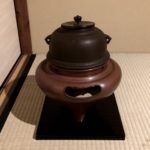 奈良　なら　nara 奈良県　奈良市　三五夜　さんごや　三五屋　茶道　茶の湯　茶道教室　表千家　茶室　にじり口　月釜　茶会　少人数　小寄せ　完全予約制　個室　風炉　炉　炭　炭点前　朝鮮風炉　土風炉　灰　灰型　灰作り　遠山　鱗灰　堂後茶道教室　畠春斎　畠春斉　高岡　釜師　釜　濃茶　続き薄　茶道具　茶道具店　茶道具販売　茶道具買取り　古美術店　古美術販売　古美術買取り　高値買取　乳鉢　鱗灰　JR奈良　近鉄奈良　徒歩2分　徒歩圏内　隠れ家　三網田
