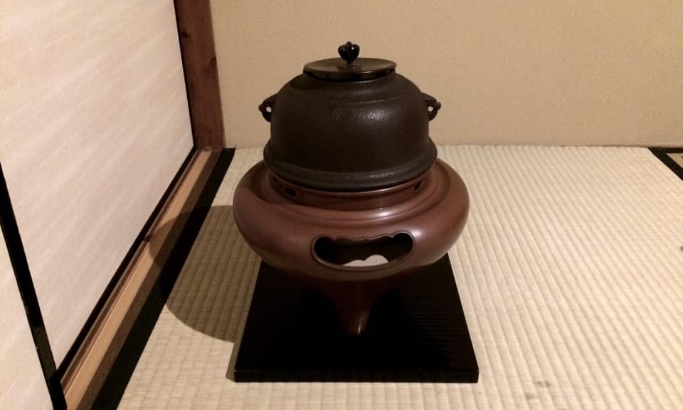 奈良　なら　nara 奈良県　奈良市　三五夜　さんごや　三五屋　茶道　茶の湯　茶道教室　表千家　茶室　にじり口　月釜　茶会　少人数　小寄せ　完全予約制　個室　風炉　炉　炭　炭点前　朝鮮風炉　土風炉　灰　灰型　灰作り　遠山　鱗灰　堂後茶道教室　畠春斎　畠春斉　高岡　釜師　釜　濃茶　続き薄　茶道具　茶道具店　茶道具販売　茶道具買取り　古美術店　古美術販売　古美術買取り　高値買取　乳鉢　鱗灰　JR奈良　近鉄奈良　徒歩2分　徒歩圏内　隠れ家　三網田