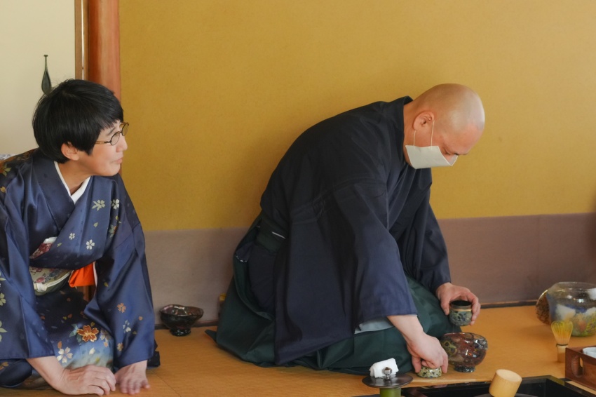 奈良 なら nara
奈良市 ならまち
珠光茶会 奈良町にぎわいの家
茶会 煎茶会
煎茶 お茶
茶道 茶室
煎茶道具 旧正月
春節 山水画
文人画 明王朝
漢服
三五夜 さんごや
煎茶体験 奈良駅
jr奈良 駅前
徒歩2分 #古民家
趣向茶会 しゅこう 月釜 茶会 小寄せ茶会 小間 にじり口 本格的 茶道 茶の湯 茶事 茶道具 薄茶器 奈良道具 練釜 茶会 小寄せ茶会 小間 にじり口 本格的 茶道 茶の湯 茶事 茶道具 薄茶器 奈良道具 奈良 なら nara 奈良市 奈良県 三五夜 三五屋 さんごや sangoya 古民家 日本家屋 隠れ家 茶室 いじり口 小間 広間 月釜 茶会 お茶会 イベント 冬の奈良 奈良観光 お茶 茶の湯 抹茶 茶道教室 表千家 流派問わず 事前予約制 完全予約制 小寄せ茶会 大寄せ茶会 中止 座敷 書院 付書院 床の間 八畳間 書院の茶 武家茶道 古美術 骨董 アンティーク 茶道具 古美術店 骨董店 茶道具店 買取り 畳 釣り釜 濃茶 薄茶 上生菓子 和菓子 干菓子 稽古 貸出し 貸スペース 貸教室 JR奈良 徒歩2分 奈良市三条町 三網田 障子 雪見障子 数寄屋造り 茶庭 庭 坪庭 ならまちセンター 茶道教室 表千家 表千家茶道教室 教室 お稽古 お稽古場 習い事 和の習い事 和のお稽古 伝統文化 玉露 真清水蔵六 葉盆 鎌倉彫 茶托 錫 古錫 木瓜型茶托 魚子彫り 金工 清代 中華民国 台湾茶 中国茶 茶芸 姫路文学館 望景亭 GALLERYとーく 大橋ひろ美 みせばやな 茶会 桜 観桜会 姫路城 姫路市 奥島圭二 ガラス ガラス作家 アート Teateaceremony tea 嘉集庵 ペーズリー カシミール織 カシミールショール 茶具敷 煎茶道具 黄檗山 萬福寺 直翁 玉露 煎茶席 煎茶会 煎茶道 杭州棚 やなぎのにわ京菓子店 干菓子 手力盆 根来塗 室礼 しつらえ しつらえ師 茶花 貝母 バイモユリ 雪柳 ユキヤナギ 明代 衣装 装束 時代衣装 文人 文人趣味 煎茶室 白浜久美子 写真家 フォトグラファー photographer