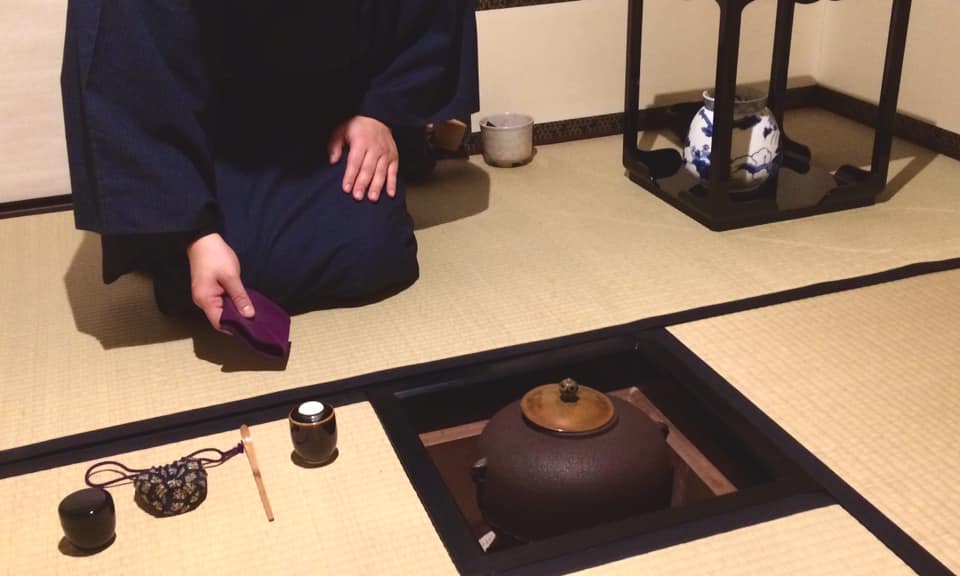 奈良 なら nara 奈良市 三五夜 三五屋 さんごや sangoya 茶室 にじり口 根引き松 門松 松 茶道 茶の湯 煎茶道 お茶 月釜 茶会 濃茶 薄茶 除夜釜 年越し蕎麦 年越しそば 蕎麦 年末年始 イベント 煎茶道体験 煎茶体験 茶道教室 表千家 教室 お稽古 習い事 骨董 古美術 骨董店 古美術店 jr奈良 駅前 徒歩2分 JR奈良駅 近鉄奈良 徒歩圏内 三条通り 正月 迎春 結び柳 柳 茶花 シシガシラ 大白玉 ツバキ 椿 上生菓子 干菓子 炉 風炉 高麗卓 利休型小棗 茶道具 煎茶道具 小売店 完全予約制 事前予約制 予約制 個室 コロナ対策 床の間 日本家屋 古民家 正月 令和三年