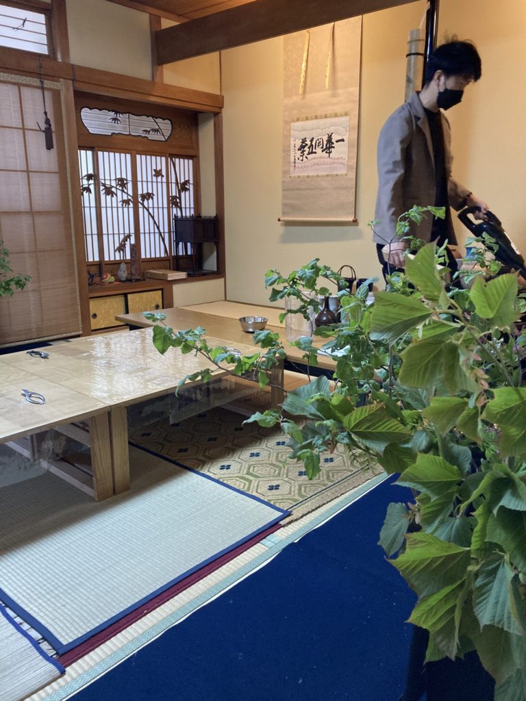 奈良 なら nara 奈良市 奈良駅 JR奈良 駅前 駅近 徒歩2分 三条町 三五夜 さんごや sangoya 古民家 日本家屋 茶室 茶道 茶の湯 月釜 三五夜月釜 茶会 華道 華道教室 いけばな 生花 いけ花 生駒敦 フラワーアーティスト フラワーデザイン いけばな教室 少人数制 予約制 ワークショップ 枝物 枝 枝物のある暮らし いけ花のある暮らし 習い事 お稽古 月1回 会費制 花会 和のお稽古 伝統文化 伝統芸能 ふふ奈良 セトレならまち 彩花 生け込み お花 夏ハゼ ナツハゼ なつはぜ 櫨 ウリバ ウリバカエデ 京かのこ 京鹿子 キョウカノコ シモツケ センダイハギ 花瓶 瓶花 瓶華 奈良のいけばな 流派 花展 カウンター カフェ 一華開五葉 中宮寺 日野西光尊 尼門跡 中宮寺御流 華道 山村御流 生駒瓢泉 壺中天