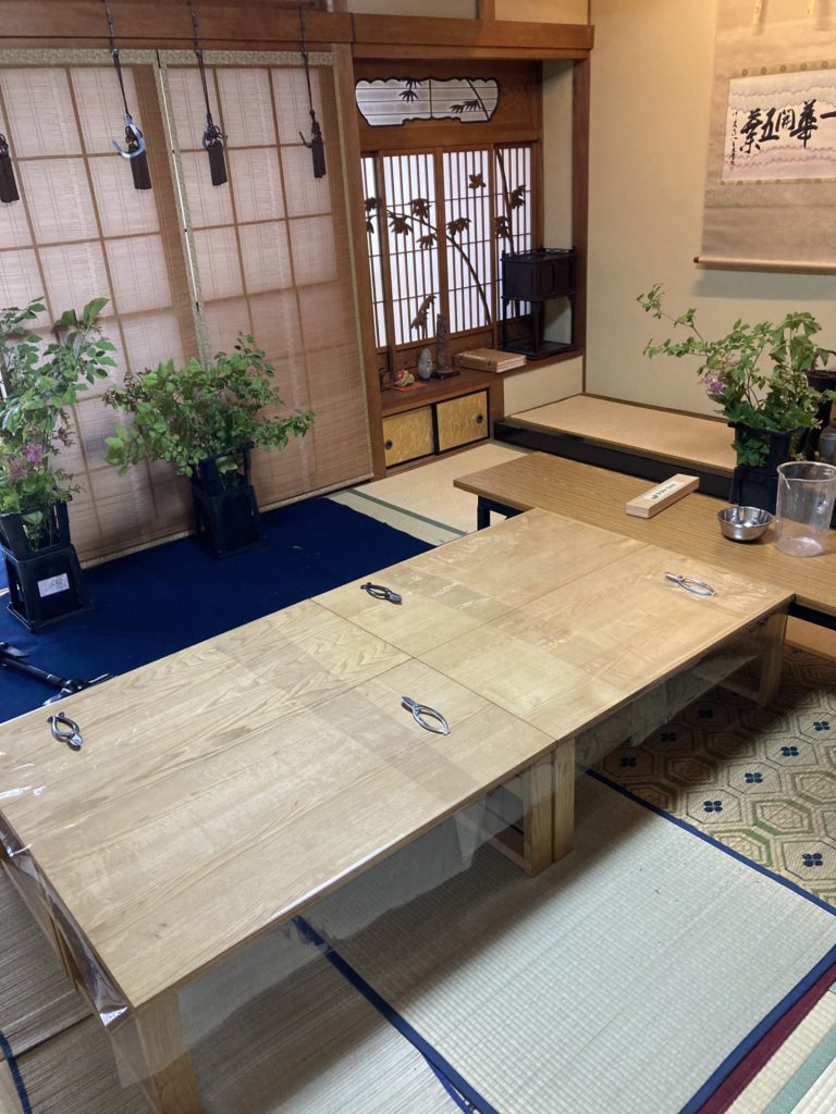 奈良 なら nara 奈良市 奈良駅 JR奈良 駅前 駅近 徒歩2分 三条町 三五夜 さんごや sangoya 古民家 日本家屋 茶室 茶道 茶の湯 月釜 三五夜月釜 茶会 華道 華道教室 いけばな 生花 いけ花 生駒敦 フラワーアーティスト フラワーデザイン いけばな教室 少人数制 予約制 ワークショップ 枝物 枝 枝物のある暮らし いけ花のある暮らし 習い事 お稽古 月1回 会費制 花会 和のお稽古 伝統文化 伝統芸能 ふふ奈良 セトレならまち 彩花 生け込み お花 夏ハゼ ナツハゼ なつはぜ 櫨 ウリバ ウリバカエデ 京かのこ 京鹿子 キョウカノコ シモツケ センダイハギ 花瓶 瓶花 瓶華 奈良のいけばな 流派 花展 カウンター カフェ 一華開五葉 中宮寺 日野西光尊 尼門跡 中宮寺御流 華道 山村御流 生駒瓢泉 壺中天