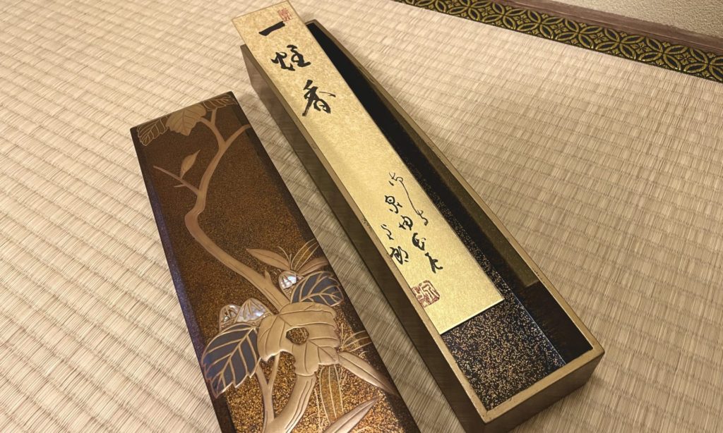 奈良 なら nara 三五夜 三五屋 さんごや sangoya 隠れ家 サロン 茶の湯 茶道 煎茶道 煎茶道体験 煎茶道教室 教室 和の稽古 お稽古 習い事 茶会 月釜 濃茶 各服点て 薄茶 上生菓子 干菓子 和菓子 ほっこり のんびり 奈良の秘密スポット JR奈良 奈良駅 旧奈良駅駅舎 駅前 駅近 徒歩2分 徒歩圏内 古民家 古民家リノベーション 改装 和室 大正レトロ レトロモダン 料亭 茶室 にじり口 小間 広間 座敷 茶事 表千家茶道 表千家茶道教室 切古典 奈良市三条町 伝統 茶道具 木槿 むくげ ムクゲ 宗旦木槿 アフターコロナ 感染予防対策 ワクチン接種済 ワクチン接種証明 泉山御流 香道 お香 組香 香 香会 沈香 名香六十一種 蘭奢待 東大寺 奈良 聖徳太子 松尾瑤香 泉涌寺 御寺 皇室菩提寺 秋恋香 鹿 奈良の秋 観光 伝統文化 古民家 ギャラリー 舒明天皇 万葉集 夕されば 夕さればおぐらの山に鳴く鹿は 今宵は鳴かずいねにけらしも 椿椿山 文人画 文人画家 香道具 蒔絵 鹿 香盆 文箱 短冊箱