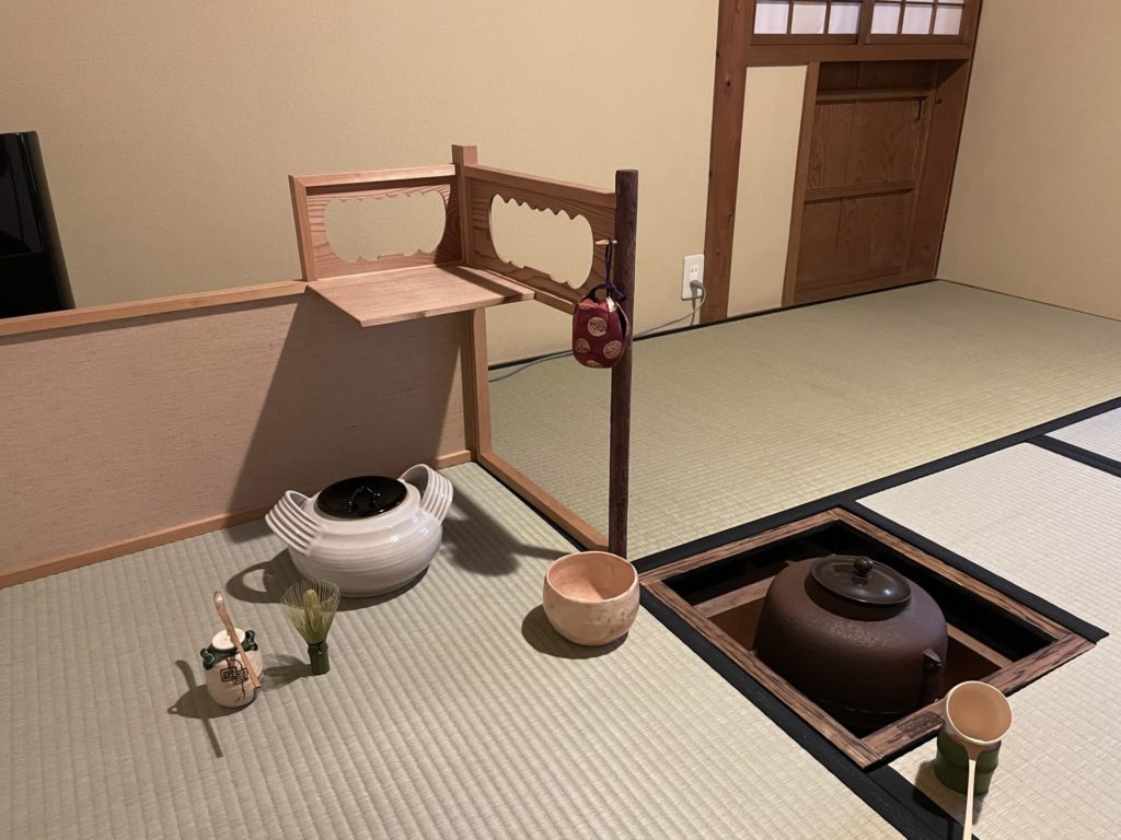 雑煮 白味噌 京風 初詣 壬寅 新年 令和四年 令和年4年 寅年 和室 茶室 にじり口 小間 小寄せ茶会 完全予約制 仕事納め 奈良 なら nara 奈良市 奈良県 JR奈良 奈良駅 JR沿線 近鉄沿線 駅前 駅近 徒歩2分 古民家 隠れ家 三条通り 徒歩圏内 古都 教室 和の教室 お稽古 習い事 文化教室 和文化 和文化サロン サロン 茶道教室 茶道 茶の湯 お茶 表千家 表千家茶道教室 いけばな 生け花 生花 華道 いけばな教室 生花教室 花は野にあるように 皇室 文秀女王 正月花 松 千両 スワエ ズワエ 梅 枝若松 万年青 オモト 葉組み 雅楽 雅楽教室 おけいこががく 鳳笙 笙 ひちりき 篳篥 龍笛 竜笛 宮内庁楽部 世界無形文化遺産 週一回 マンツーマン 少人数 予約 予約制 個人レッスン 体験 茶事教室 お稽古茶事 奈良市三条町 正月 初釜 台目棚 水指 即中斎 赤楽茶碗 佐々木松楽 乙御前 光悦 本阿弥光悦 青竹茶筅 山口茂 山口錠鉄 織部焼 耳付茶入 大福耳水指 尾西楽斎 奥田木白 珠光茶会 阿弥陀堂釜 木地炉縁 東大寺古材 青竹蓋置 聚光院 小野澤寛海 書付 銘 都鳥 閑隠席 古材 茶杓