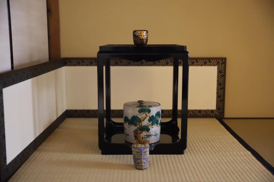 奈良 なら nara 奈良市 三五夜 三五屋 さんごや sangoya 月釜 茶会 茶道 茶の湯 茶室 お茶 濃茶 薄茶 続き薄 上生菓子 和菓子 干菓子 田中金盛堂 松葉せんべい 芦屋 萬々堂 花びら餅 生姜糖 岩戸屋 伊勢 山本紅雲 万年青 おもと いけばな 生け花 華道 出雲人形 俵 牛 丑年 令和三年 睦月 一月 JR奈良 駅前 近鉄奈良 徒歩圏内 徒歩2分 三条町 三網田 蓬莱堂茶舗 丹頂 限定商品 丸久小山園 仕覆 袋師 ひめゆり イアルの牛 龍村美術織物 干支 好み裂