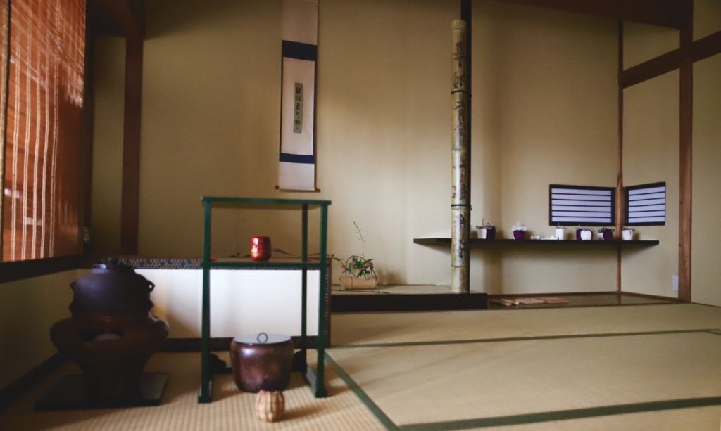 奈良　茶道　体験　nara 三五夜　さんごや　三五屋　茶会　茶室　隠れ家　にじり口　炭　炉　掛軸　椿　ツバキ　茶道具　JR奈良駅　駅前　月釜　徒歩圏内　奈良県　奈良市　三網田　濃茶　薄茶　続き薄　茶道具　茶道具販売　七夕　乞巧奠　きっこうてん　きこうてん　きこうでん　冷泉　尋牛斎　銀河花外転　紫陽花　藤空木　下野　月星草　青漆爪紅　糸巻棚　碌々斎　保庭　楽入　鬼桶　井伊宗観　十二ヶ月棗　女郎花　カササギ　尻張棗　磁州窯　堆線　仕覆