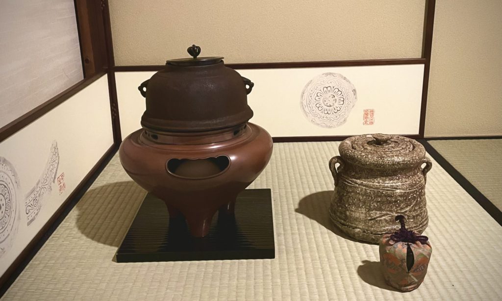 奈良 なら nara 奈良市 奈良駅 JR奈良 駅前 駅近 徒歩2分 三条町 三五夜 さんごや sangoya 古民家 日本家屋 茶室 茶道 茶の湯 月釜 三五夜月釜 茶会 華道 華道教室 いけばな 生花 いけ花 カフェ 茶房 厨房 レンタルキッチン シェアキッチン 出張料理人 フリーランス 料理人 バーテンダー パティシエ 募集中 人材募集 見学 下見 レンタル茶室 カウンター 堂後茶道教室 堂後宗邑 表千家 表千家茶道教室 茶事教室 茶事稽古 茶道具 初座 後座 中立 銅鑼 小間 蹲 後炭 濃茶 薄茶 一保堂 丸久小山園 抹茶 煎茶 奈良観光 奈良の隠れ家 紅茶 紅茶会 ダージリン ダージリンファーストフラッシュ ファーストフラッシュ 松村昌也 マリアージュフレール バスクチーズケーキ チーズケーキ 萬林堂 パン教室 moriya 信楽 高橋楽斎 水指 朝鮮風炉 畑春斎 中棗 棗の濃茶 点前 仕覆 与謝野晶子 みだれ髪 その子二十歳 櫛に流るる黒髪の 奢りの春の 美しきかな 笹百合 ささゆり ササユリ ユキノシタ ゆきのした 率川神社 ゆり祭り 大神神社 白桜忌 堺 湊焼 太田湊楽 黒楽 茶碗