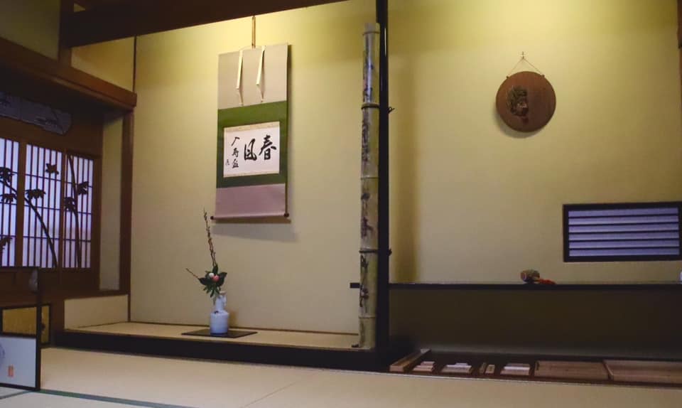 点心席　つる由　和食　懐石料理 盃　日本酒　酒　堂後宗邑　堂後茶道教室　初釜　新年　新年会　奈良 茶道 体験 nara 三五夜 さんごや 三五屋 茶会 茶室 隠れ家 にじり口 炭 炉 掛軸 椿 ツバキ 茶道具 JR奈良駅 駅前 月釜 徒歩圏内 奈良県 奈良市 三網田 濃茶 薄茶　 茶花 生花 待合 　古橋尚　待合掛物　　紫野洋道和尚　　お多福の絵　　賛　福寿喜多留 本席掛物　　 而妙斎筆懐紙　春風入寿盃　共箱 　　花入　　真葛焼　龍耳付　尋牛斎結婚の折好　即中斎 　　花 　香合　　　牛車　　　　古橋尚　 釜　　　　　政所姥口　　春斎　 炉縁　　　　海松蒔絵　　　　表朔　 風炉先　　　南都　古瓦　拓本　腰 紹鴎棚 水指　　　　萩　捻梅　　而妙斎　坂倉新兵衛 茶入　　　　膳所焼　銘　仙洞　　大亀和尚 　袋　　　　イアルの牛　　ひめゆり仕立(本年新調) 茶碗　　　　即中斎好　黒赤嶋台一双 　出帛紗　　コプト　花盃文 薄茶器　　　柳蒔絵　平棗　而妙斎 　茶碗　　　筒茶碗　玄鶴　無適斎　陶山 　　　　　朝日焼　さゞれ石　　即中斎　七十三世光斉　　　染付　十牛の図　　徳泉　 茶杓　　　　興福院　徳明尼　神詣　共筒箱 　建水　　　唐金　ヱフゴ形 　蓋置　　　真葛焼　青交趾　三ッ人形　尋牛斎 菓子器　　　眞塗　縁高 菓子　　　　福梅　萬林堂　 干菓子器　　輪花盆　即中斎　柳庵 干菓子 濃茶　　　　雲鶴　丸久小山園 薄茶　　　　又玄　丸久小山園