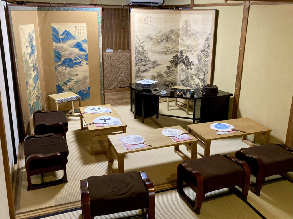 奈良 なら nara 三五夜 三五屋 さんごや sangoya 隠れ家 サロン 茶の湯 茶道 煎茶道 煎茶道体験 煎茶道教室 教室 和の稽古 お稽古 習い事 茶会 月釜 濃茶 各服点て 薄茶 上生菓子 干菓子 和菓子 ほっこり のんびり 奈良の秘密スポット JR奈良 奈良駅 旧奈良駅駅舎 駅前 駅近 徒歩2分 徒歩圏内 古民家 古民家リノベーション 改装 和室 大正レトロ レトロモダン 料亭 茶室 にじり口 小間 広間 座敷 茶事 表千家茶道 表千家茶道教室 古典 奈良市三条町 伝統 茶道具 アフターコロナ 感染予防対策 ワクチン接種済 ワクチン接種証明 香会 雅楽 日本舞踊教室 日本舞踊 花柳流 花柳綱仁 個別レッスン 初心者歓迎 クリスタル 蓋置 水指 国領寿人 富本憲吉 鹿背山焼 更紗 古渡 長緒 仕覆 立礼席 椅子席 立礼卓 即中斎 扇面卓 即中斎好み 小間 源氏物語 葵の上 縁かいな 地歌 地唄 端唄 端歌 両国 隅田川 素踊り 和服 着物 袴 舞 踊り 舞扇 皐盧庵茶舗 桐壺 源氏物語 葵の上