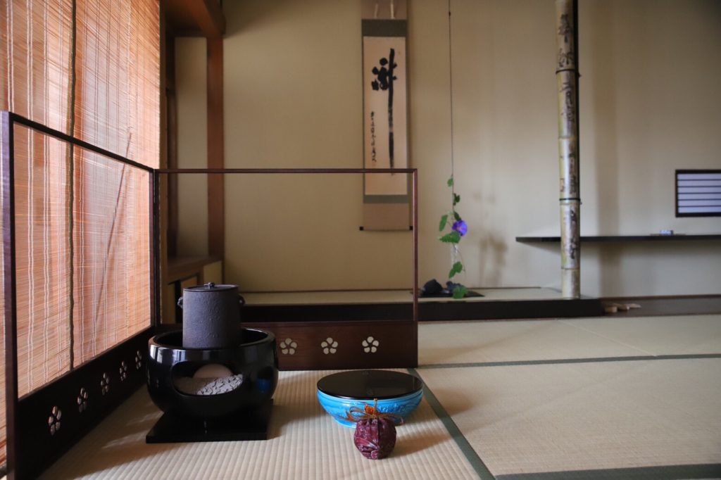 奈良　茶道　体験　nara 三五夜　さんごや　三五屋　茶会　茶室　隠れ家　にじり口　炭　炉　掛軸　椿　ツバキ　茶道具　JR奈良駅　駅前　月釜　徒歩圏内　奈良県　奈良市　三網田　濃茶　薄茶　続き薄　茶花　生花　待合 祇園祭山鉾の短冊と菊水鉾の粽飾り 本席 軸　瀧 一行 福本積應和尚筆 香合　了々斎好み　扇香合　二百の内 花　禁花　朝顔 花入　太公望の故事に見立てて 眉土風炉に雲龍釜 割蓋荒磯水指 登竜門の故事になぞらえ 濃茶 茶入　島物大大海 袋　長緒帯古裂 茶杓　梓弓写　銘　細太刀　無適斎作　筒箱共 茶碗 主　黒楽大平茶碗 副　黒楽しおげ茶碗 数茶碗　黒釉天目茶碗 薄茶 茶器　雪月花溜棗　兼中斎在判　共箱 雪溶けて　月を映し　花を運ぶ 茶碗 主　なまこ釉茶碗 替　寄せ茶碗 数茶碗　安南絞手茶碗　小峠丹山作 くじとらずの遊び 濃茶　金輪　丸久小山園詰 薄茶 涓滴岩おも穿つ　 幽玄　同 主菓子　萬々堂道則　滝津瀬　三五夜アレンジ　銘　飛龍 干菓子　同　流水 甘音屋　笑美玉　琉球朝顔　朝顔　あさがお　大河内夏樹　ガラス作家　掛花　氷柱　表千家　灰型　鱗灰　眉土風炉　長緒　仕覆　