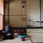 奈良　茶道　体験　nara 三五夜　さんごや　三五屋　茶会　茶室　隠れ家　にじり口　炭　炉　掛軸　椿　ツバキ　茶道具　JR奈良駅　駅前　月釜　徒歩圏内　奈良県　奈良市　三網田　濃茶　薄茶　続き薄　茶花　生花　待合 祇園祭山鉾の短冊と菊水鉾の粽飾り 本席 軸　瀧 一行 福本積應和尚筆 香合　了々斎好み　扇香合　二百の内 花　禁花　朝顔 花入　太公望の故事に見立てて 眉土風炉に雲龍釜 割蓋荒磯水指 登竜門の故事になぞらえ 濃茶 茶入　島物大大海 袋　長緒帯古裂 茶杓　梓弓写　銘　細太刀　無適斎作　筒箱共 茶碗 主　黒楽大平茶碗 副　黒楽しおげ茶碗 数茶碗　黒釉天目茶碗 薄茶 茶器　雪月花溜棗　兼中斎在判　共箱 雪溶けて　月を映し　花を運ぶ 茶碗 主　なまこ釉茶碗 替　寄せ茶碗 数茶碗　安南絞手茶碗　小峠丹山作 くじとらずの遊び 濃茶　金輪　丸久小山園詰 薄茶 涓滴岩おも穿つ　 幽玄　同 主菓子　萬々堂道則　滝津瀬　三五夜アレンジ　銘　飛龍 干菓子　同　流水 甘音屋　笑美玉　琉球朝顔　朝顔　あさがお　大河内夏樹　ガラス作家　掛花　氷柱　表千家　灰型　鱗灰　眉土風炉　長緒　仕覆　