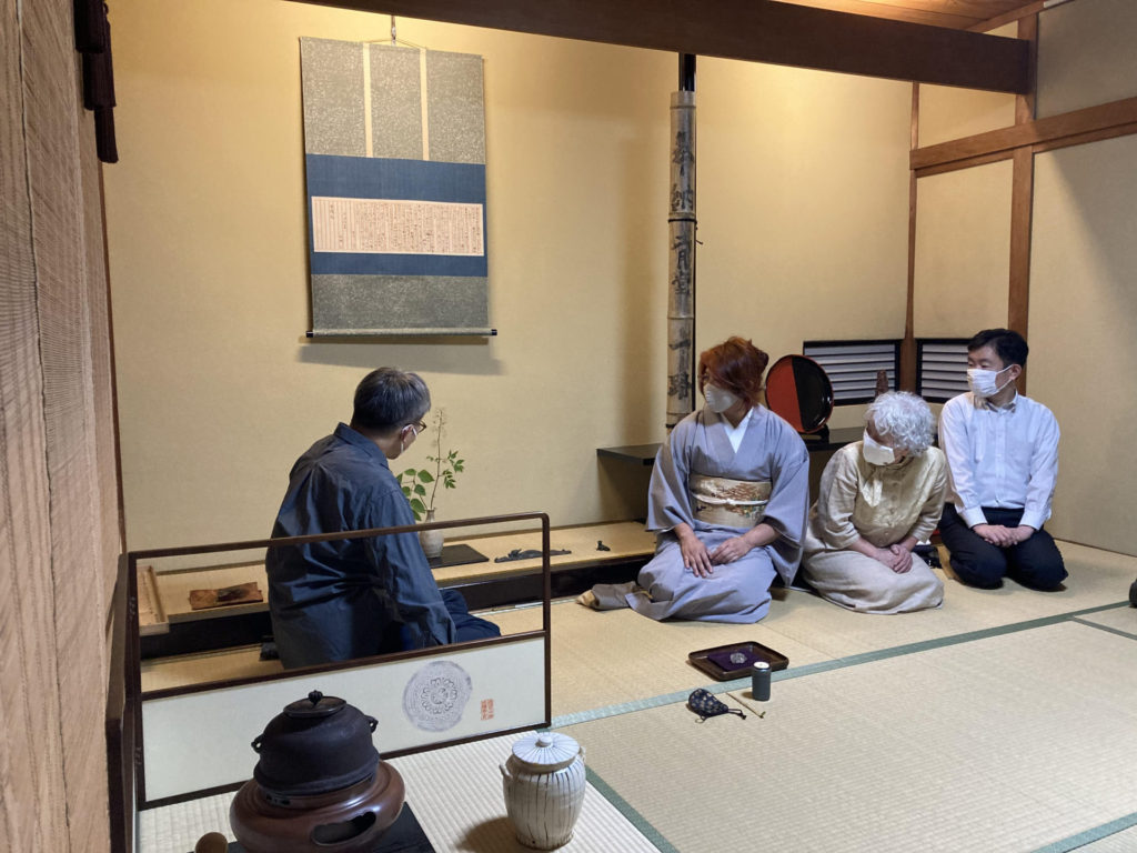 奈良 なら nara 三五夜 三五屋 さんごや sangoya 隠れ家 サロン 茶の湯 茶道 煎茶道 煎茶道体験 煎茶道教室 教室 和の稽古 お稽古 習い事 茶会 月釜 濃茶 各服点て 薄茶 上生菓子 干菓子 和菓子 ほっこり のんびり 奈良の秘密スポット JR奈良 奈良駅 旧奈良駅駅舎 駅前 駅近 徒歩2分 徒歩圏内 古民家 古民家リノベーション 改装 和室 大正レトロ レトロモダン 料亭 茶室 にじり口 小間 広間 座敷 茶事 表千家茶道 表千家茶道教室 古典 奈良市三条町 伝統 茶道具 アフターコロナ 感染予防対策 ワクチンパスポート ワクチン接種済 ワクチン接種証明 香会 雅楽 個別レッスン 初心者歓迎 呼び継ぎ 蓋置 水指 瀬戸焼 蕎麦手 炭壺 火消し壺 仕覆 即中斎 即中斎好み 大板 小間 和服 着物 袴 白洲正子 白洲次郎 水晶 古橋尚 長江惣吉 曜変天目 国宝 古筆 古陶磁 陶芸家 加藤春鼎 石 古美術収集家 古美術愛好家 名古屋 手紙 白洲正子によせて 鶴屋八幡 曙会 特別茶会 萬々堂道則 糊こぼし 和菓子 薯蕷饅頭 干菓子 やなぎのにわ京菓子店 江見智彦 三島葉子 フードコーディネーター 洋菓子 春鶯囀 篳篥 竜笛 奈良新聞社 奈良新聞 紙面掲載 記事 奈良市イベント情報 随筆家 道 山独活 ヤマウド 紫蘭 シラン 小川珊瑚鶴 華道家 菓子職人 樺山資紀