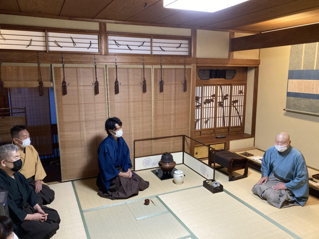 奈良 なら nara 三五夜 三五屋 さんごや sangoya 隠れ家 サロン 茶の湯 茶道 煎茶道 煎茶道体験 煎茶道教室 教室 和の稽古 お稽古 習い事 茶会 月釜 濃茶 各服点て 薄茶 上生菓子 干菓子 和菓子 ほっこり のんびり 奈良の秘密スポット JR奈良 奈良駅 旧奈良駅駅舎 駅前 駅近 徒歩2分 徒歩圏内 古民家 古民家リノベーション 改装 和室 大正レトロ レトロモダン 料亭 茶室 にじり口 小間 広間 座敷 茶事 表千家茶道 表千家茶道教室 古典 奈良市三条町 伝統 茶道具 アフターコロナ 感染予防対策 ワクチンパスポート ワクチン接種済 ワクチン接種証明 香会 雅楽 個別レッスン 初心者歓迎 呼び継ぎ 蓋置 水指 瀬戸焼 蕎麦手 炭壺 火消し壺 仕覆 即中斎 即中斎好み 大板 小間 和服 着物 袴 白洲正子 白洲次郎 水晶 古橋尚 長江惣吉 曜変天目 国宝 古筆 古陶磁 陶芸家 加藤春鼎 石 古美術収集家 古美術愛好家 名古屋 手紙 白洲正子によせて 鶴屋八幡 曙会 特別茶会 萬々堂道則 糊こぼし 和菓子 薯蕷饅頭 干菓子 やなぎのにわ京菓子店 江見智彦 三島葉子 フードコーディネーター 洋菓子 春鶯囀 篳篥 竜笛 奈良新聞社 奈良新聞 紙面掲載 記事 奈良市イベント情報 随筆家 道 山独活 ヤマウド 紫蘭 シラン 小川珊瑚鶴 華道家 菓子職人 樺山資紀