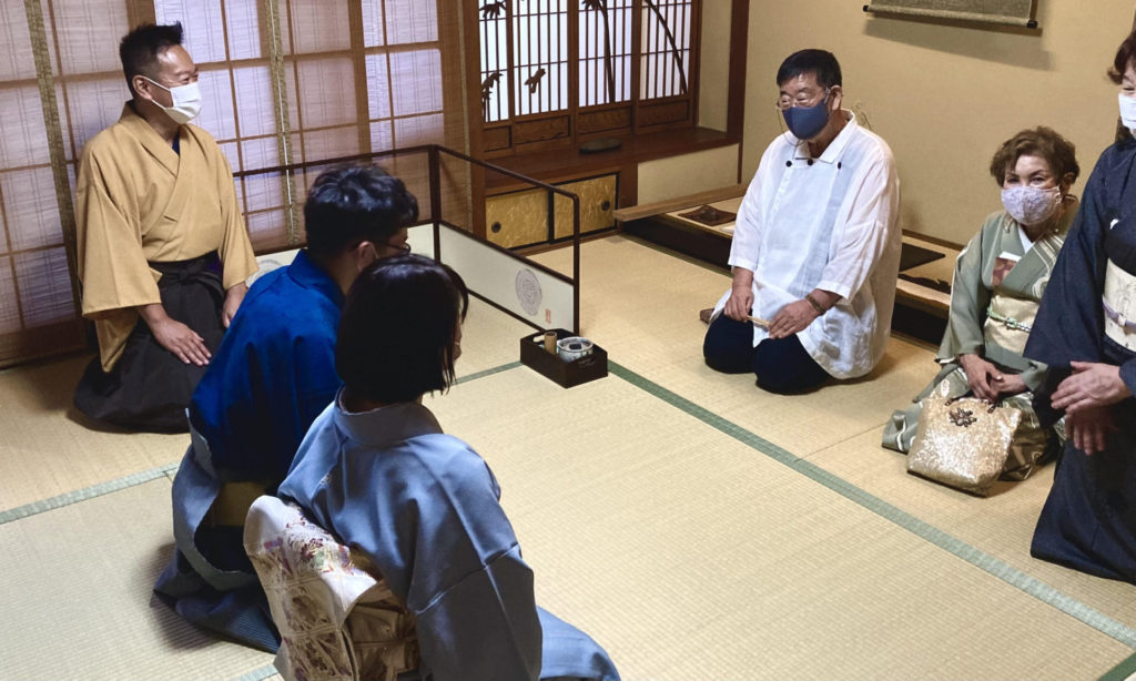 奈良 なら nara 三五夜 三五屋 さんごや sangoya 隠れ家 サロン 茶の湯 茶道 煎茶道 煎茶道体験 煎茶道教室 教室 和の稽古 お稽古 習い事 茶会 月釜 濃茶 各服点て 薄茶 上生菓子 干菓子 和菓子 ほっこり のんびり 奈良の秘密スポット JR奈良 奈良駅 旧奈良駅駅舎 駅前 駅近 徒歩2分 徒歩圏内 古民家 古民家リノベーション 改装 和室 大正レトロ レトロモダン 料亭 茶室 にじり口 小間 広間 座敷 茶事 表千家茶道 表千家茶道教室 古典 奈良市三条町 伝統 茶道具 アフターコロナ 感染予防対策 ワクチンパスポート ワクチン接種済 ワクチン接種証明 香会 雅楽 個別レッスン 初心者歓迎 呼び継ぎ 蓋置 水指 瀬戸焼 蕎麦手 炭壺 火消し壺 仕覆 即中斎 即中斎好み 大板 小間 和服 着物 袴 白洲正子 白洲次郎 水晶 古橋尚 長江惣吉 曜変天目 国宝 古筆 古陶磁 陶芸家 加藤春鼎 石 古美術収集家 古美術愛好家 名古屋 手紙 白洲正子によせて 鶴屋八幡 曙会 特別茶会 萬々堂道則 糊こぼし 和菓子 薯蕷饅頭 干菓子 やなぎのにわ京菓子店 江見智彦 三島葉子 フードコーディネーター 洋菓子 春鶯囀 篳篥 竜笛 奈良新聞社 奈良新聞 紙面掲載 記事 奈良市イベント情報 随筆家 道 山独活 ヤマウド 紫蘭 シラン 小川珊瑚鶴 華道家 菓子職人 樺山資紀