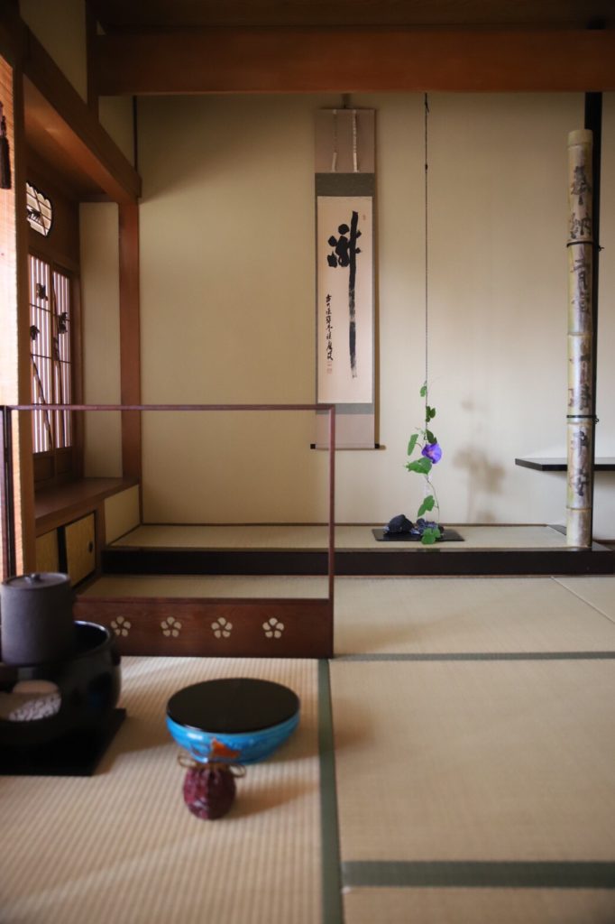 奈良 茶道 体験 nara 三五夜 さんごや 三五屋 茶会 茶室 隠れ家 にじり口 炭 炉 掛軸 椿 ツバキ 茶道具 JR奈良駅 駅前 月釜 徒歩圏内 奈良県 奈良市 三網田 濃茶 薄茶 続き薄 茶花 生花 待合 祇園祭山鉾の短冊と菊水鉾の粽飾り 本席 軸 瀧 一行 福本積應和尚筆 香合 了々斎好み 扇香合 二百の内 花 禁花 朝顔 花入 太公望の故事に見立てて 眉土風炉に雲龍釜 割蓋荒磯水指 登竜門の故事になぞらえ 濃茶 茶入 島物大大海 袋 長緒帯古裂 茶杓 梓弓写 銘 細太刀 無適斎作 筒箱共 茶碗 主 黒楽大平茶碗 副 黒楽しおげ茶碗 数茶碗 黒釉天目茶碗 薄茶 茶器 雪月花溜棗 兼中斎在判 共箱 雪溶けて 月を映し 花を運ぶ 茶碗 主 なまこ釉茶碗 替 寄せ茶碗 数茶碗 安南絞手茶碗 小峠丹山作 くじとらずの遊び 濃茶 金輪 丸久小山園詰 薄茶 涓滴岩おも穿つ 幽玄 同 主菓子 萬々堂道則 滝津瀬 三五夜アレンジ 銘 飛龍 干菓子 同 流水 甘音屋 笑美玉 琉球朝顔 朝顔 あさがお 大河内夏樹 ガラス作家 掛花 氷柱 表千家 灰型 鱗灰 眉土風炉 長緒 仕覆 奈良県 奈良市 小寄せ茶会 大寄せ茶会 少人数制 完全予約制 奈良で話題 新名所