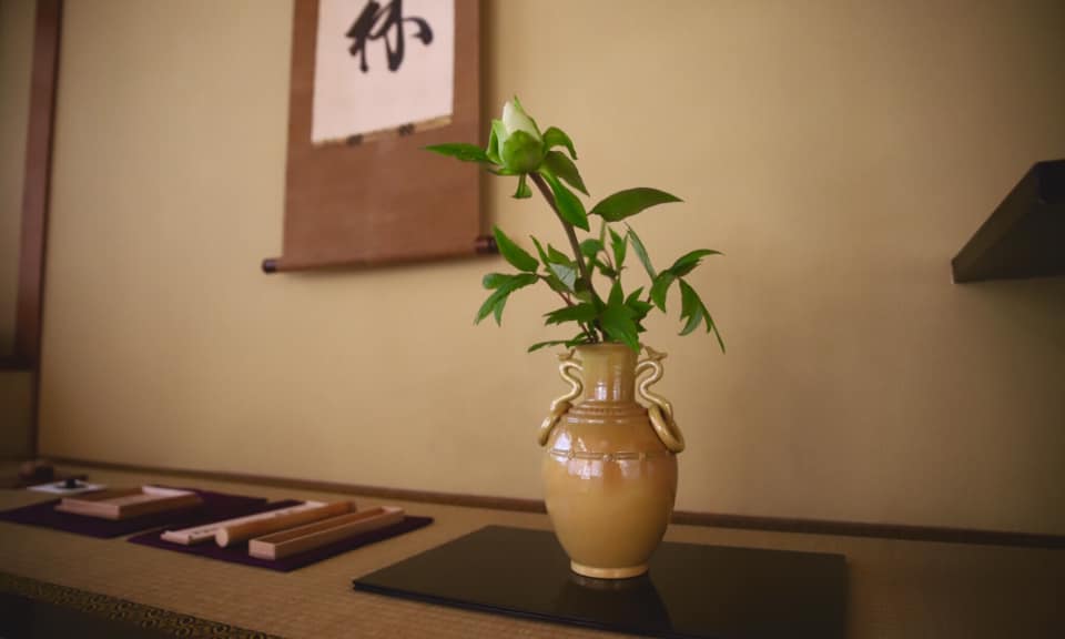 完全予約制 事前予約制 予約制 小寄せ茶会 個室 表千家 裏千家 諸流派 お茶仲間 着物 サロン 奈良 茶道 体験 nara 三五夜 さんごや 三五屋 茶会 茶室 隠れ家 にじり口 待合
月釜 茶会 茶道 茶の湯 お茶 濃茶 薄茶 各服点て 二月堂 お水取り 修二会 東大寺 御香水 香煎 和菓子 上生菓子 萬々堂 萬々堂通則 ぶと饅頭 奈良銘菓 老舗 千代の舎竹村 藤巴 黒田家 家紋 春日大社 春の奈良 奈良観光 秘密 教えたくない ほっこり お茶体験
春日神苑ノ図 土屋嶺雪筆 天朱春日八足卓ニ万歳楽一刀彫乗セテ 哲園作 春日臺ニ雲土器乗セテ 尾西楽斎作 香煎 二月堂御香水 本席 床 圓照寺門跡 伏見宮文秀女王筆 清風在竹林 香合 布袋 了入作 堀内家五代 不識斎在判箱 正倉院鳳凰紋帛紗敷テ 友湖作 花 季のもの 花入 無限斎好珠光青磁 天猫 炉縁 三代昭楽作 違棚 十万塔 東大寺大仏殿裏老桜ヲ以テ 水嶺作 青竹結界 釜 天猫梅菊地紋 大西極 炉縁 菊桐ニ四君子蒔絵 宗悦作 棚 春日杉材 寧楽川崎鳳嶽作 水指 古赤膚 鵬雲斎大宗匠箱 濃茶 茶入 瀬戸 銘寿老 鵬雲斎大宗匠箱 袋 有栖川裂 薄茶器 青貝入笹蒔絵大棗 堀内家十二代 兼中斎箱 幸比古作 茶杓 二月堂内陣古材ヲ以テ 東大寺晋海和尚箱 銘 光明 法華寺門跡久我高照 筒 外箱 坂本曲斎作 茶杓 正倉院模様象牙撥鏤 吉田文之作 濃茶碗 黒 銘 老松 旦入作 淡々斎箱 替 大樋黒 鵬雲斎大宗匠箱 年朗作 替 吉向黒 銘 横雲 堀内家十二代 兼中斎箱 蓋置 大黒 桂楽作 建水 インド毛織 菓子器 春日大社 雲土器 菓子 生ぶと饅頭 萬々堂通則製 薄茶 薄茶器 青貝入笹蒔絵大棗 堀内家十二代 兼中斎箱 幸比古作 替茶器 根来薬壷 本田正人作 茶杓 正倉院模様象牙撥鏤 吉田文之作 茶碗 志野写 惺入作 淡々斎箱 替 中宮寺門跡日野西光尊自筆賛 松ノ絵 徳泉造 替 松ニ車軸ノ絵 桐山造 鵬雲斎大宗匠箱 建水 根来 銘 福 西大寺実道和尚箱 干菓子器 藤原時代式 春日高杯 青紫園作 替 淡々斎好 笹蔓蒔絵台代盤 葵春作 干菓子 春日御紋菓 藤巴 千代の舎竹村製 莨盆 東大寺大仏殿初代拝観料箱 火入 薬師寺長老橋本凝胤好 聞香炉 蓋ニ慶雲ノ字在リ 尾西楽斎作 濃茶 九重の昔 辻利詰 薄茶 又玄 丸久小山園詰 香 梅が香 鳩居堂 JR奈良 駅前 徒歩2分 三条通り 三条町 三網田 書院 書院の茶 広間 座敷 古民家 尾西楽斎 赤膚焼 春日御土器師 春日社 神選 根来塗 丸盆 煎茶茶碗 茶碗 牡丹 ボタン ぼたん 大根島 島根 宍道湖 中海 松江 貸し茶室 水屋 茶道具 骨董 古道具 アンティーク 茶道具店 骨董店 こっとうや 茶道具店 アンティークショップ