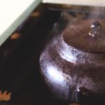 貸し茶室　水屋　茶道具　骨董　古道具　アンティーク　茶道具店　骨董店　こっとうや　茶道具店　アンティークショップ　完全予約制　事前予約制　予約制　小寄せ茶会　個室　表千家　裏千家　諸流派　お茶仲間　着物　サロン　奈良 茶道 体験 nara 三五夜 さんごや 三五屋 茶会 茶室 隠れ家 にじり口 待合 春日神苑ノ図　土屋嶺雪筆 　天朱春日八足卓ニ万歳楽一刀彫乗セテ　哲園作 　春日臺ニ雲土器乗セテ　　　　　　尾西楽斎作 香煎　二月堂御香水 本席 床　圓照寺門跡 　　伏見宮文秀女王筆　清風在竹林 　香合　布袋　了入作　堀内家五代　不識斎在判箱 　　　　正倉院鳳凰紋帛紗敷テ　　　友湖作 花　季のもの 花入　無限斎好珠光青磁　　天猫　炉縁　　　　三代昭楽作 　違棚　十万塔　東大寺大仏殿裏老桜ヲ以テ　水嶺作 青竹結界 釜　天猫梅菊地紋　大西極 　炉縁　菊桐ニ四君子蒔絵　宗悦作 棚　春日杉材　　　　　　　寧楽川崎鳳嶽作 水指　古赤膚　　　　　　　鵬雲斎大宗匠箱 濃茶 茶入　瀬戸　銘寿老　　　　鵬雲斎大宗匠箱 　　　袋　有栖川裂 薄茶器　青貝入笹蒔絵大棗　堀内家十二代　兼中斎箱 　　　　　　　　　　　　　　　　　　　　幸比古作 茶杓　二月堂内陣古材ヲ以テ　東大寺晋海和尚箱 　　　銘　光明　法華寺門跡久我高照　筒　外箱 　　　　　　　　　　　　　　　　　坂本曲斎作 茶杓　正倉院模様象牙撥鏤　吉田文之作 濃茶碗　黒　銘　老松　旦入作　　　淡々斎箱 　　替　大樋黒　　　　鵬雲斎大宗匠箱　年朗作 　　替　吉向黒　銘　横雲　堀内家十二代　兼中斎箱 　蓋置　大黒　桂楽作 　建水　インド毛織 菓子器　春日大社　雲土器 菓子　生ぶと饅頭　萬々堂通則製 薄茶 薄茶器　青貝入笹蒔絵大棗　堀内家十二代　兼中斎箱 　　　　　　　　　　　　　　　　　　　　幸比古作 　替茶器　根来薬壷　本田正人作 茶杓　正倉院模様象牙撥鏤　吉田文之作 茶碗　志野写　惺入作　　　淡々斎箱 　替　中宮寺門跡日野西光尊自筆賛　松ノ絵　徳泉造 　替　松ニ車軸ノ絵　桐山造　鵬雲斎大宗匠箱 　建水　根来　銘　福　西大寺実道和尚箱 干菓子器　藤原時代式　春日高杯　青紫園作 　替　　淡々斎好　笹蔓蒔絵台代盤　葵春作　 干菓子　春日御紋菓　藤巴　千代の舎竹村製 　莨盆　東大寺大仏殿初代拝観料箱 　火入　薬師寺長老橋本凝胤好　聞香炉 　　　　蓋ニ慶雲ノ字在リ　　　尾西楽斎作 　濃茶　九重の昔　辻利詰 　薄茶　又玄　丸久小山園詰 　香　梅が香　鳩居堂　JR奈良　駅前　徒歩2分　三条通り　三条町　三網田　書院　書院の茶　広間　座敷　古民家　