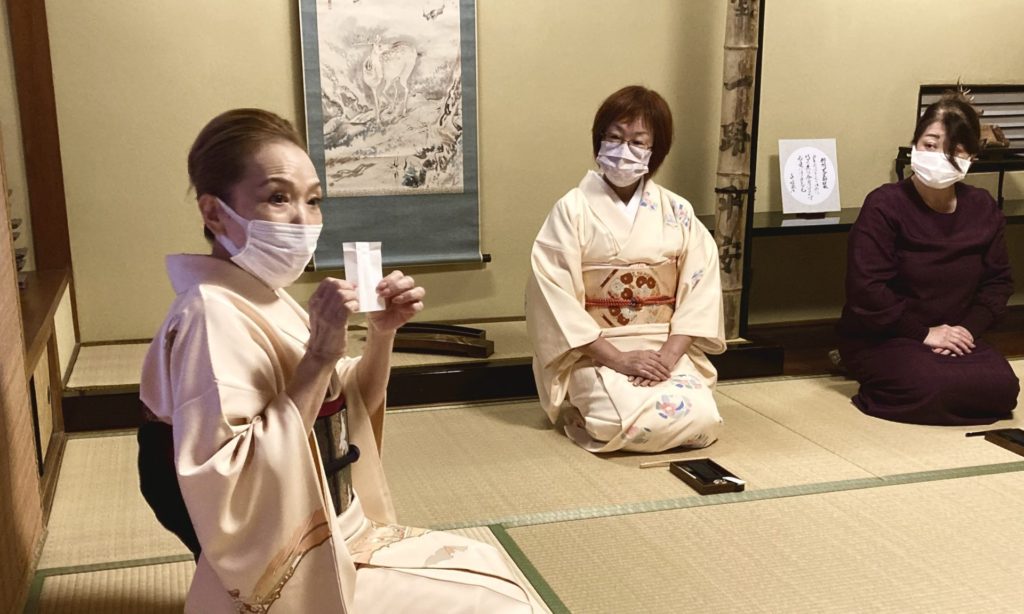 奈良 なら nara 三五夜 三五屋 さんごや sangoya 隠れ家 サロン 茶の湯 茶道 煎茶道 煎茶道体験 煎茶道教室 教室 和の稽古 お稽古 習い事 茶会 月釜 濃茶 各服点て 薄茶 上生菓子 干菓子 和菓子 ほっこり のんびり 奈良の秘密スポット JR奈良 奈良駅 旧奈良駅駅舎 駅前 駅近 徒歩2分 徒歩圏内 古民家 古民家リノベーション 改装 和室 大正レトロ レトロモダン 料亭 茶室 にじり口 小間 広間 座敷 茶事 表千家茶道 表千家茶道教室 切古典 奈良市三条町 伝統 茶道具 木槿 むくげ ムクゲ 宗旦木槿 アフターコロナ 感染予防対策 ワクチン接種済 ワクチン接種証明 泉山御流 香道 お香 組香 香 香会 沈香 名香六十一種 蘭奢待 東大寺 奈良 聖徳太子 松尾瑤香 泉涌寺 御寺 皇室菩提寺 秋恋香 鹿 奈良の秋 観光 伝統文化 古民家 ギャラリー 舒明天皇 万葉集 夕されば 夕さればおぐらの山に鳴く鹿は 今宵は鳴かずいねにけらしも 椿椿山 文人画 文人画家 香道具 蒔絵 鹿 香盆 文箱 短冊箱