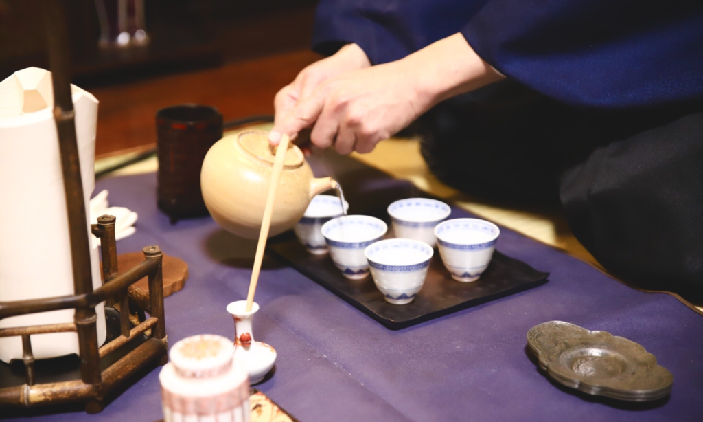 奈良 nara 三五夜 さんごや 三五屋 茶会 茶室 隠れ家 にじり口 炭 炉 掛軸 椿 ツバキ 茶道具 JR奈良駅 駅前 月釜 徒歩圏内 奈良県 奈良市 三網田 濃茶 薄茶 続き薄 茶道具 茶道具販売 上生菓子 和菓子 干菓子 茶の湯 丸久小山園 小人数 人気茶会 奈良散策 冬の奈良 ほっこり 少人数 ゆったり 弥生 中西与三郎 すはま オリジナル 佐保川 佐保姫 修二会 お水取り のりこぼし 包袱紗 東大寺 二月堂 良弁椿 練行衆 鞨鼓 鞨鼓胴花入 螺鈿細工 上司海雲 東大寺管長 206代 東大寺別当206世 海雲和尚 七難即滅七福即生 掛け軸 床の間 床飾り 設え しつらえ 古民家 近鉄奈良 染司よしおか 和紙 奈良青紫園 萬々堂通則 和菓子 上生菓子 差懸 中田文花 お松明 煎茶席 香煎 桜 さくら 桜香煎 煎茶道 汲出し 待合 仕覆 へだて 碗筒 煎茶道具 香煎点前 茶托 肖天泰 唐物 春峰 井上春峰 ボーフラ 涼炉 景徳鎮 茶碗 蛍手 ホタル手