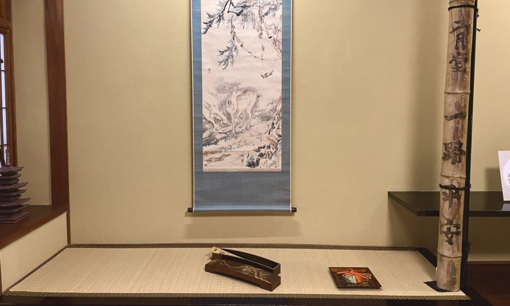 奈良 なら nara 三五夜 三五屋 さんごや sangoya 隠れ家 サロン 茶の湯 茶道 煎茶道 煎茶道体験 煎茶道教室 教室 和の稽古 お稽古 習い事 茶会 月釜 濃茶 各服点て 薄茶 上生菓子 干菓子 和菓子 ほっこり のんびり 奈良の秘密スポット JR奈良 奈良駅 旧奈良駅駅舎 駅前 駅近 徒歩2分 徒歩圏内 古民家 古民家リノベーション 改装 和室 大正レトロ レトロモダン 料亭 茶室 にじり口 小間 広間 座敷 茶事 表千家茶道 表千家茶道教室 切古典 奈良市三条町 伝統 茶道具 木槿 むくげ ムクゲ 宗旦木槿 アフターコロナ 感染予防対策 ワクチン接種済 ワクチン接種証明 泉山御流 香道 お香 組香 香 香会 沈香 名香六十一種 蘭奢待 東大寺 奈良 聖徳太子 松尾瑤香 泉涌寺 御寺 皇室菩提寺 秋恋香 鹿 奈良の秋 観光 伝統文化 古民家 ギャラリー 舒明天皇 万葉集 夕されば 夕さればおぐらの山に鳴く鹿は 今宵は鳴かずいねにけらしも 椿椿山 文人画 文人画家 香道具 蒔絵