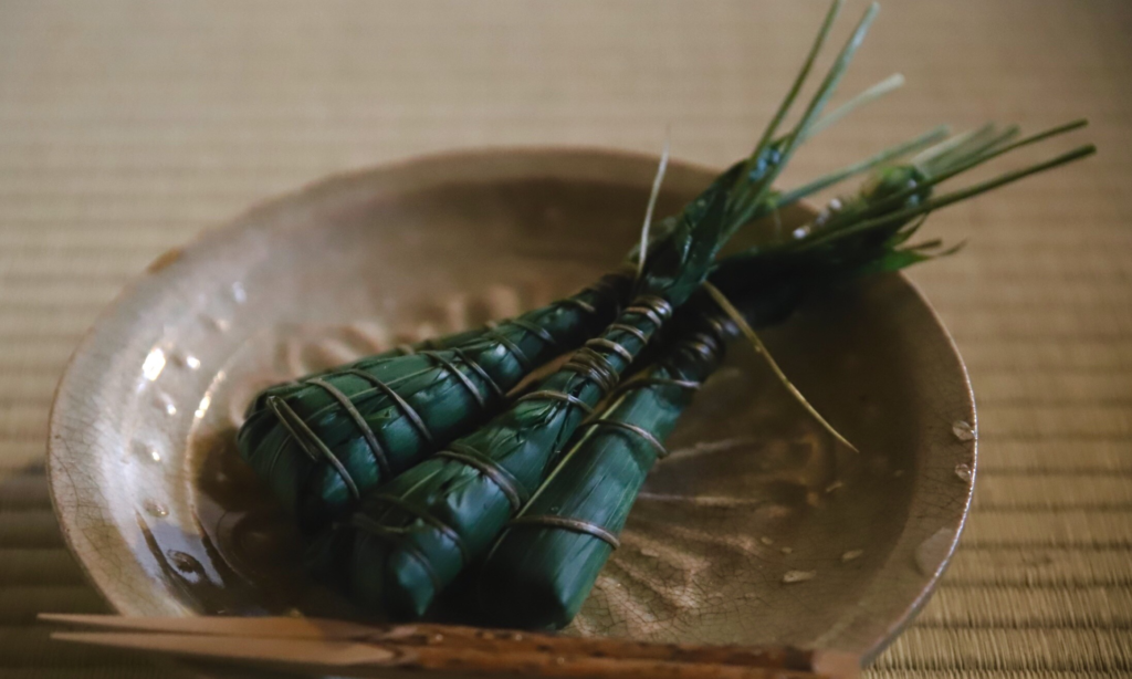 奈良 なら nara 文人趣味 白楽天 白居易 皐月 nara 三五夜 三五屋 さんごや 隠れ家 茶室 茶道 茶の湯 お茶 茶会 月釜 少人数制 事前予約 茶席 書院 座敷 古民家 日本建築 付書院 コロナ対策 小袋棚 表千家 即中斎 西京極 長福寺 比丘尼御所 書院の茶 武家茶 文房飾り 文房四宝 硯 紙 墨 筆 鑑賞石 古橋尚 濃茶 薄茶 畠春斎 続き薄 樫舎 粽 水仙粽 奈良銘菓 上生菓子 干菓子 大山蓮華 奈良茶 奈良古物 骨董 古美術 茶道具 買取り 高い JR奈良 駅前 近鉄奈良 徒歩圏内 徒歩2分 朝鮮風炉 初風炉 各服点 疫病退散 三網田 御簾