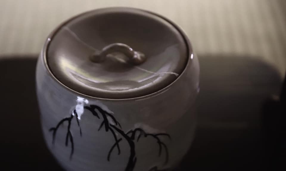 奈良市　奈良　なら 　　nara　奈良県　月釜　茶会　茶道　茶の湯　お茶　お茶会　イベント　サンゴヤ
三五夜　三五屋　さんごや　古民家　骨董　骨董店　アンティークショップ　料亭　茶道教室　華道教室　いけばな　雅楽　雅楽教室　村田珠光　珠光茶会　2020　12月　師走　万葉集　万葉創作画　奧山永見古　柿本人麻呂　　安騎野　万葉集　宇陀市　大宇陀　安騎野猟遊歌　柿本人麻呂　人麻呂公園　大宇陀　東の野にかぎろひの立つ　東の野に炎の立つ見て かへりて見れば月傾きぬ　東野炎立所見而反見為者月西渡　風炉先屏風　風炉先　小四方棚　即中斎　水指　大棗　表千家　東大寺　二月堂　12月31日　かぎろひ　三英堂　季子ごよみ　松江　干菓子　淡雪羹　安倍文珠院　五芒星　落雁　桜井　善哉　ぜんざい　上生菓子　お菓子　濃茶　各服点て　薄茶　続き薄　丸久小山園　金輪　獅子頭　シシガシラ　椿　ツバキ　シモツケ　掛花　信楽焼　待合　舒明天皇　夕されば小倉の山に鳴く鹿は今夜は鳴かず寝にけらしも　小倉山　万葉絵合わせかるた　かるた　瓶掛　銀瓶　南鐐　香煎　生姜糖　JR奈良　駅前　徒歩
分　三条町　三網田　s茶事　事前予約制　カフェ　完全予約制　個室　煎茶道　煎茶体験　玉露　煎茶　にじり口　炉　利休型　畠春斎　釜師　近鉄奈良　徒歩圏内　隠れ家　サロン　坪庭　お水取り　松明　篭松明　