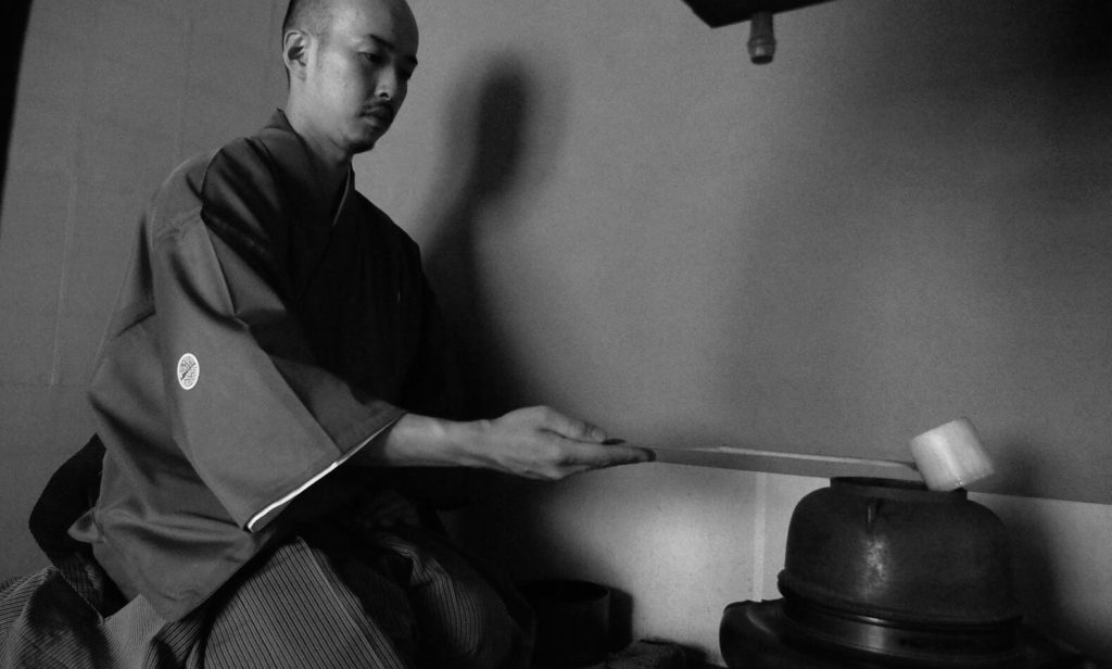 奈良 なら nara 三五夜 三五屋 さんごや sangoya 隠れ家 サロン 茶の湯 茶道 煎茶道 煎茶道体験 煎茶道教室 教室 和の稽古 お稽古 習い事 茶会 月釜 濃茶 各服点て 薄茶 上生菓子 干菓子 和菓子 ほっこり のんびり 奈良の秘密スポット JR奈良 奈良駅 旧奈良駅駅舎 駅前 駅近 徒歩2分 徒歩圏内 古民家 古民家リノベーション 改装 和室 大正レトロ レトロモダン 料亭 茶室 にじり口 小間 広間 座敷 茶事 表千家茶道 表千家茶道教室 古典 奈良市三条町 伝統 茶道具 アフターコロナ 感染予防対策 ワクチン接種済 ワクチン接種証明 炉 名残 師走 奈良の冬 濃茶 侘び寂び 侘茶 わび 奈良の旅 珠光茶会2022中止 珠光茶会2022 弥生 三月 奈良観光 春の奈良 趣向 設え 少人数 個室 予約制
肥後古流 江上大輔 八代 書家 茶人 東京 龍生庵 府中 東京芸術大学 大学院 鑑賞 欠伸茶会 細川家 熊本藩 細川藩 熊本城 細川三斎 細川忠興 細川幽斎 細川藤孝 細川忠利 松井友閑 松井康之 八代松井家 表千家 而妙斎 猶々斎 特別茶会 雅楽 武家茶 武家茶道 遠州流 片桐石州 小堀遠州 舟越伊予守 宗旦 千家 古儀 大宰府 藤丸 和菓子 清香殿