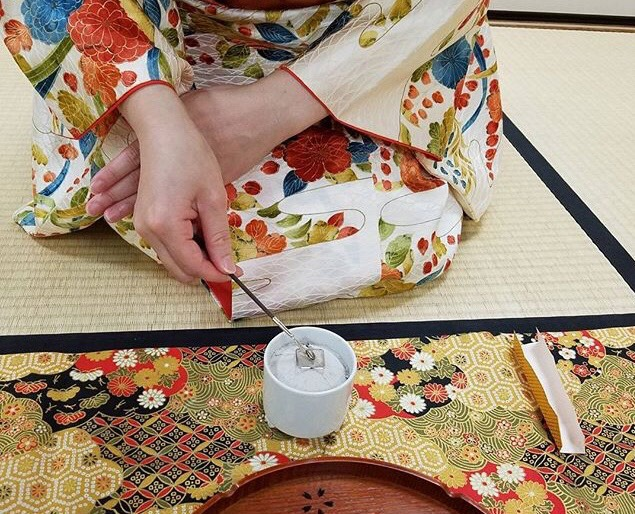 奈良　茶道　体験　nara 三五夜　さんごや　三五屋　茶会　茶室　隠れ家　にじり口　炭　風炉　掛軸　茶道具　JR奈良駅　駅前　月釜　徒歩圏内　奈良県　奈良市　三網田　濃茶　薄茶　続き薄　茶道具　茶道具販売　8月　葉月　八月　　広間　夏　観光　奈良新名所　奈良県　伝統文化　日本文化　少人数制　小寄せ　ゆったり　濃茶　薄茶　各服点て　上生菓子　干菓子　JR奈良駅　駅前　牧　人気　泉山御流　香道　お香　香会　志野流　御家流　沈香　香木　カルチャーセンター　白檀　名月香　組香　中秋の名月　仲秋　仲秋　名香　蘭奢待