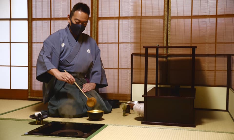 初釜 新年 新年会 奈良 茶道 体験 nara 三五夜 さんごや 三五屋 茶会 茶室 隠れ家 にじり口 炭 炉 掛軸 椿 ツバキ 茶道具 JR奈良駅 駅前 月釜 徒歩圏内 奈良県 奈良市 三網田 濃茶 薄茶 茶花 生花 待合 古橋尚 待合掛物 紫野洋道和尚 お多福の絵 賛 福寿喜多留 本席掛物 而妙斎筆懐紙 春風入寿盃 共箱 花入 真葛焼 龍耳付 尋牛斎結婚の折好 即中斎 花 香合 牛車 古橋尚 釜 政所姥口 春斎 炉縁 海松蒔絵 表朔 風炉先 南都 古瓦 拓本 腰 紹鴎棚 水指 萩 捻梅 而妙斎 坂倉新兵衛 茶入 膳所焼 銘 仙洞 大亀和尚 袋 イアルの牛 ひめゆり仕立(本年新調) 茶碗 即中斎好 黒赤嶋台一双 出帛紗 コプト 花盃文 薄茶器 柳蒔絵 平棗 而妙斎 茶碗 筒茶碗 玄鶴 無適斎 陶山 朝日焼 さゞれ石 即中斎 七十三世光斉 染付 十牛の図 徳泉 茶杓 興福院 徳明尼 神詣 共筒箱 建水 唐金 ヱフゴ形 蓋置 真葛焼 青交趾 三ッ人形 尋牛斎 菓子器 眞塗 縁高 菓子 福梅 萬林堂 干菓子器 輪花盆 即中斎 柳庵 干菓子 濃茶 雲鶴 丸久小山園 薄茶 又玄 丸久小山園 炭点前 炭台 表千家 教室 茶道教室 駅前 表千家茶道教室 奈良県 奈良市
点心席 つる由 和食 懐石料理
盃 日本酒 酒 堂後宗邑 堂後茶道教室