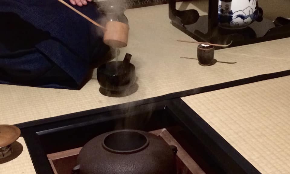 奈良 なら nara 奈良市 三五夜 三五屋 さんごや sangoya 茶室 にじり口 根引き松 門松 松 茶道 茶の湯 煎茶道 お茶 月釜 茶会 濃茶 薄茶 除夜釜 年越し蕎麦 年越しそば 蕎麦 年末年始 イベント 煎茶道体験 煎茶体験 茶道教室 表千家 教室 お稽古 習い事 骨董 古美術 骨董店 古美術店 jr奈良 駅前 徒歩2分 JR奈良駅 近鉄奈良 徒歩圏内 三条通り 正月 迎春 結び柳 柳 茶花 シシガシラ 大白玉 ツバキ 椿 上生菓子 干菓子 炉 風炉 高麗卓 利休型小棗 茶道具 煎茶道具 小売店 完全予約制 事前予約制 予約制 個室 コロナ対策 床の間 日本家屋 古民家 正月 令和三年