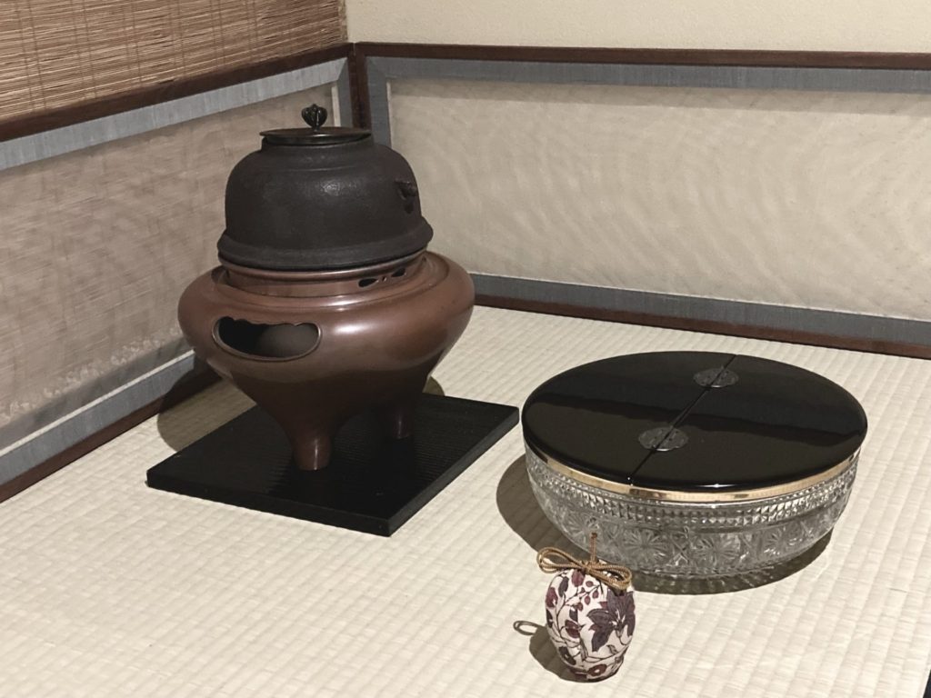 奈良　なら　nara　三五夜　三五屋　さんごや　sangoya　隠れ家　サロン　茶の湯　茶道　煎茶道　煎茶道体験　煎茶道教室　教室　和の稽古　お稽古　習い事　茶会　月釜　濃茶　各服点て　薄茶　上生菓子　干菓子　和菓子　ほっこり　のんびり　奈良の秘密スポット　JR奈良　奈良駅　旧奈良駅駅舎　駅前　駅近　徒歩2分　徒歩圏内　古民家　古民家リノベーション　改装　和室　大正レトロ　レトロモダン　料亭　茶室　にじり口　小間　広間　座敷　茶事　表千家茶道　表千家茶道教室　古典　奈良市三条町　伝統　茶道具　　アフターコロナ　感染予防対策　ワクチン接種済　ワクチン接種証明　泉山御流　香道　組香　香会　雅楽　雅楽教室　おけいこががく　笙　山口創一郎　笙　篳篥　龍笛　個別レッスン　初心者歓迎　ぎやまん　ギヤマン　義山　水指　水崎長寿　ガラス作家　平水指　バカラ　畠春斎　更紗　古渡　長緒　仕覆　朝鮮風炉　小間　　