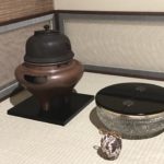奈良　なら　nara　三五夜　三五屋　さんごや　sangoya　隠れ家　サロン　茶の湯　茶道　煎茶道　煎茶道体験　煎茶道教室　教室　和の稽古　お稽古　習い事　茶会　月釜　濃茶　各服点て　薄茶　上生菓子　干菓子　和菓子　ほっこり　のんびり　奈良の秘密スポット　JR奈良　奈良駅　旧奈良駅駅舎　駅前　駅近　徒歩2分　徒歩圏内　古民家　古民家リノベーション　改装　和室　大正レトロ　レトロモダン　料亭　茶室　にじり口　小間　広間　座敷　茶事　表千家茶道　表千家茶道教室　古典　奈良市三条町　伝統　茶道具　　アフターコロナ　感染予防対策　ワクチン接種済　ワクチン接種証明　泉山御流　香道　組香　香会　雅楽　雅楽教室　おけいこががく　笙　山口創一郎　笙　篳篥　龍笛　個別レッスン　初心者歓迎　ぎやまん　ギヤマン　義山　水指　水崎長寿　ガラス作家　平水指　バカラ　畠春斎　更紗　古渡　長緒　仕覆　朝鮮風炉　小間　　